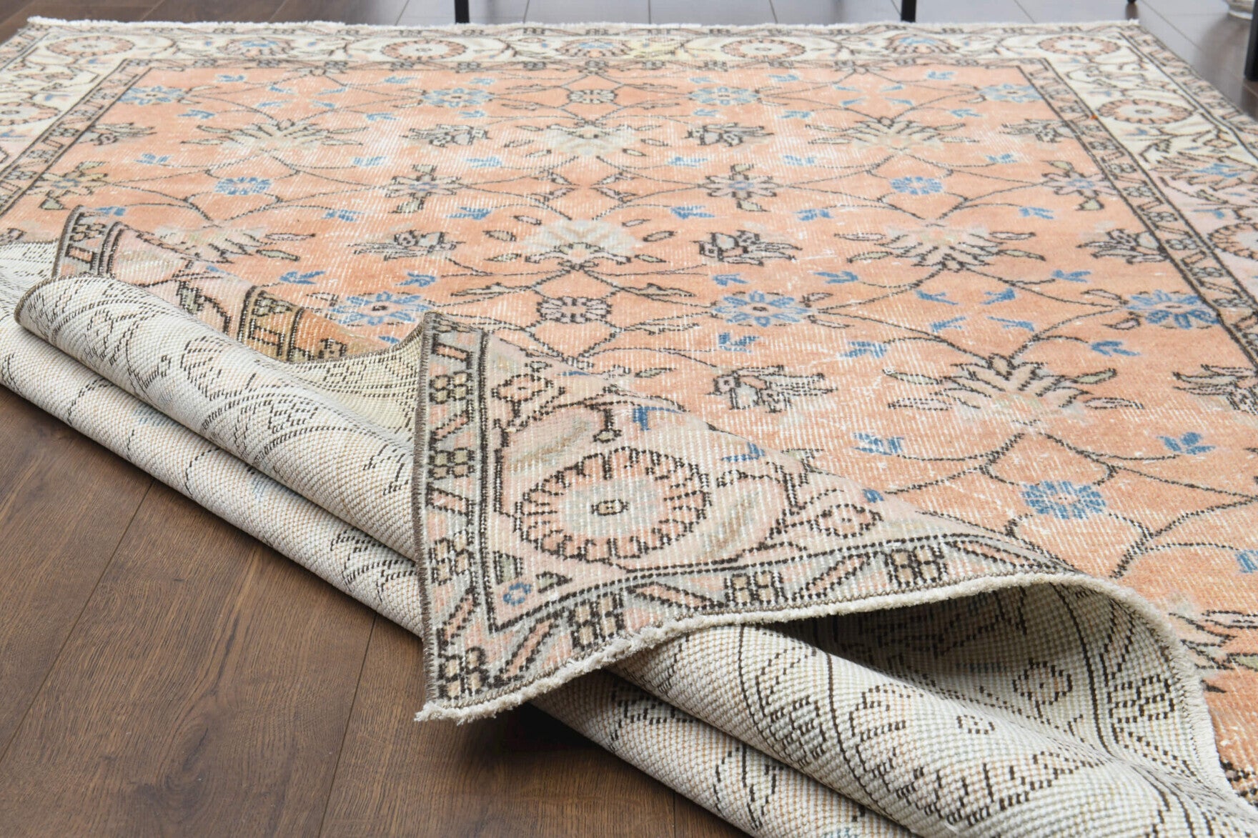 Eirenekleia – vintage floral rug for living room or bedroom, 5'5" x 8'9" (165x266 cm)
