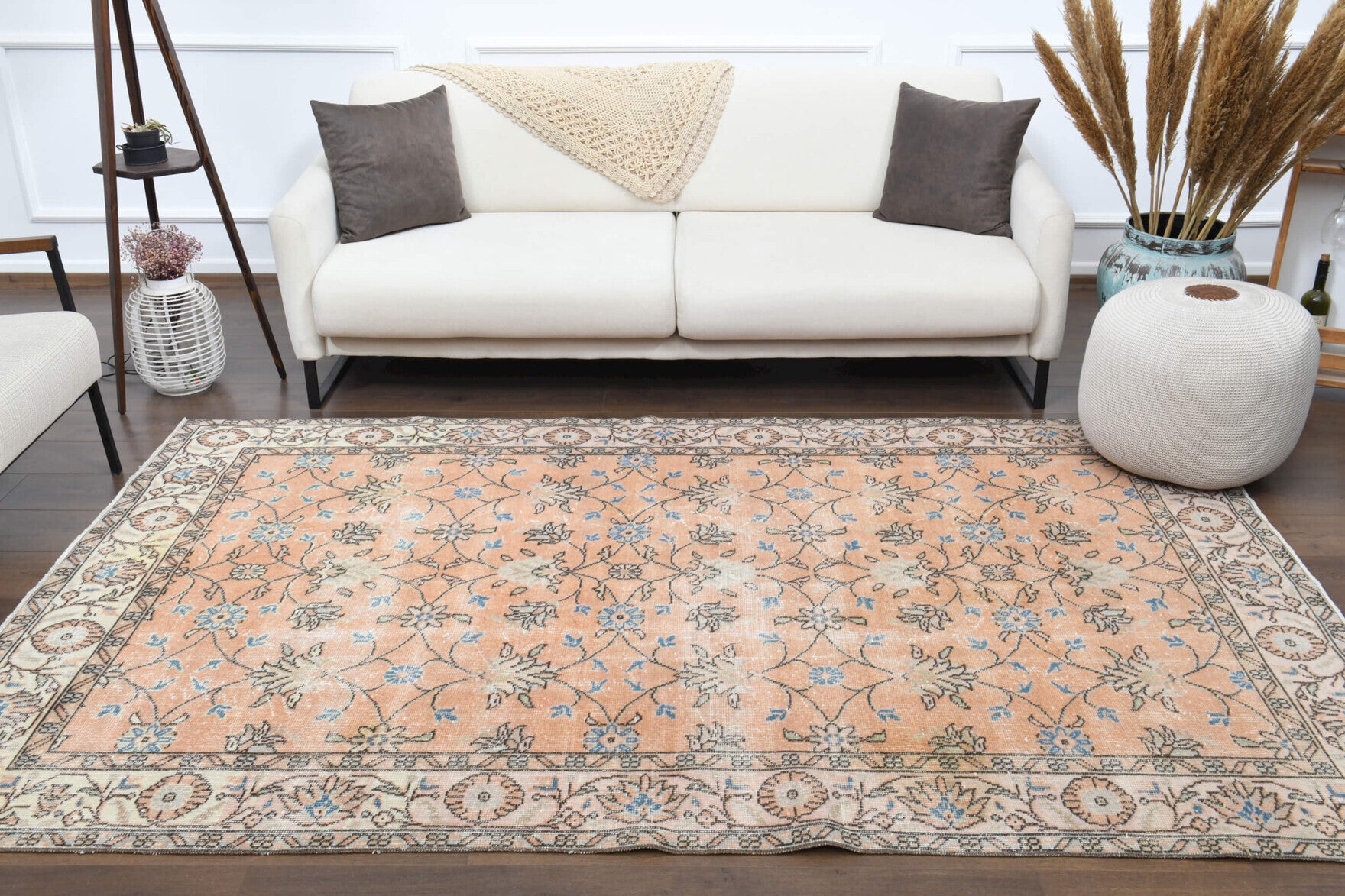 Handmade Floral Area Rug in wool – 1970s piece from Anatolia, Turkey | Fame Rugs