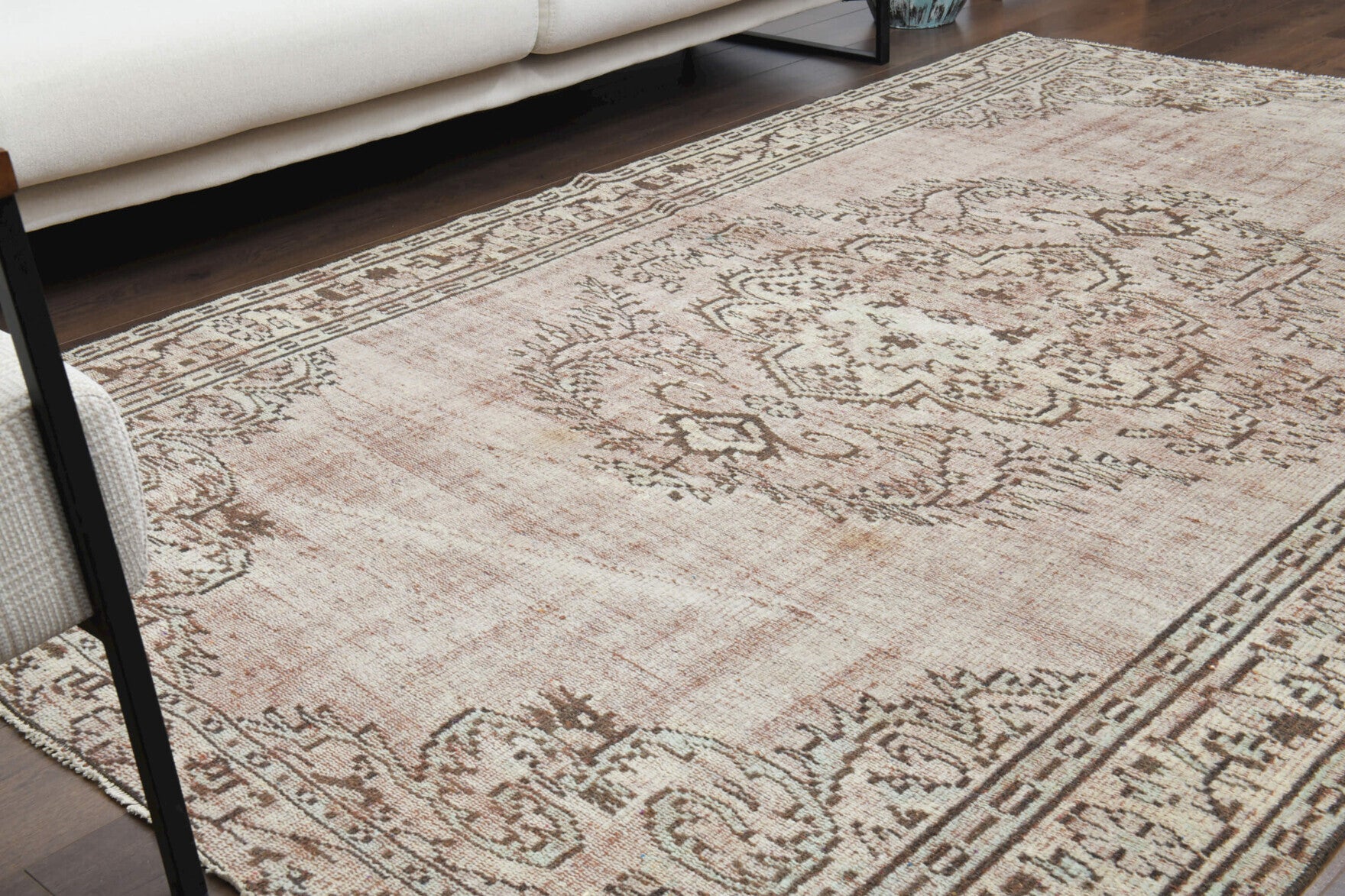 Handmade wool rug from Anatolia, Turkey – Handmade Medallion Area Rug 5'6" x 8'9"
