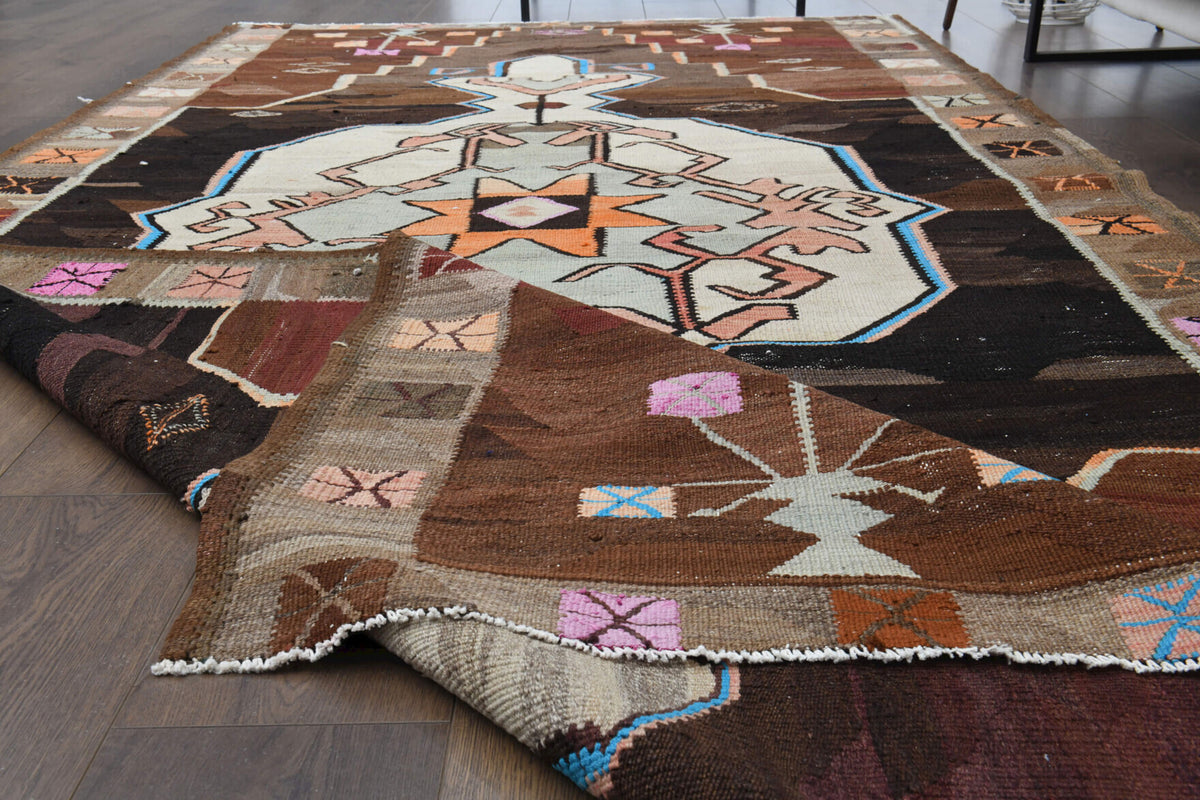 Dilrubanaz kilim: 1970s handwoven flatweave Anatolian kilim with oriental motifs