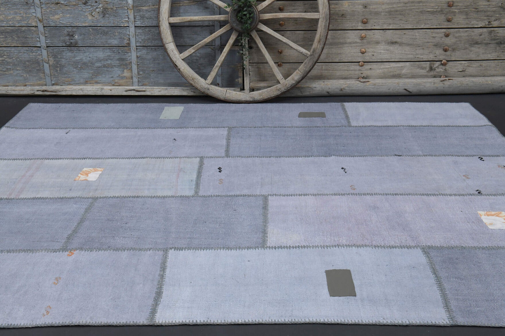 Asteromorphe kilim: 1960s handwoven flatweave Anatolian kilim with oriental motifs