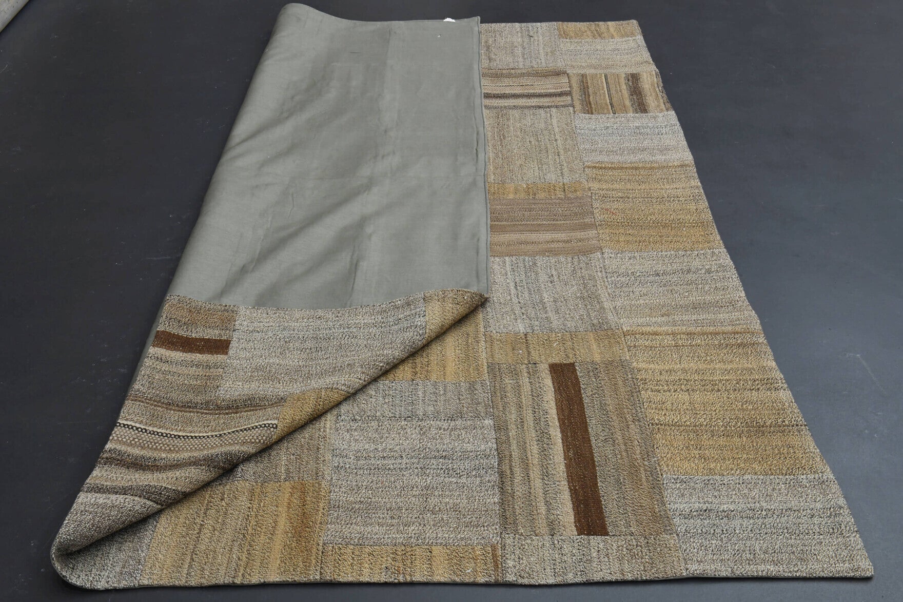 Handmade Vintage Kilim Area Rug in wool – 1960s piece from Anatolia, Turkey | Fame Rugs