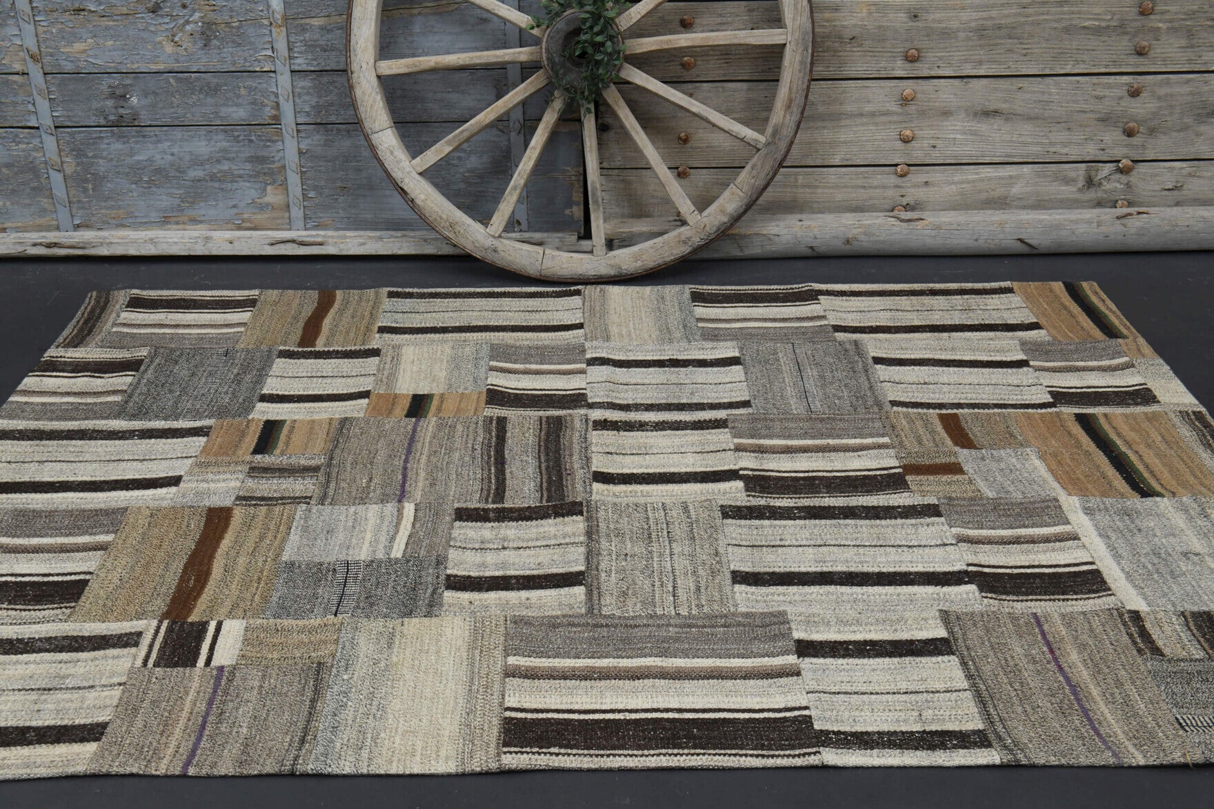 Argyrothea kilim: 1960s handwoven flatweave Anatolian kilim with oriental motifs