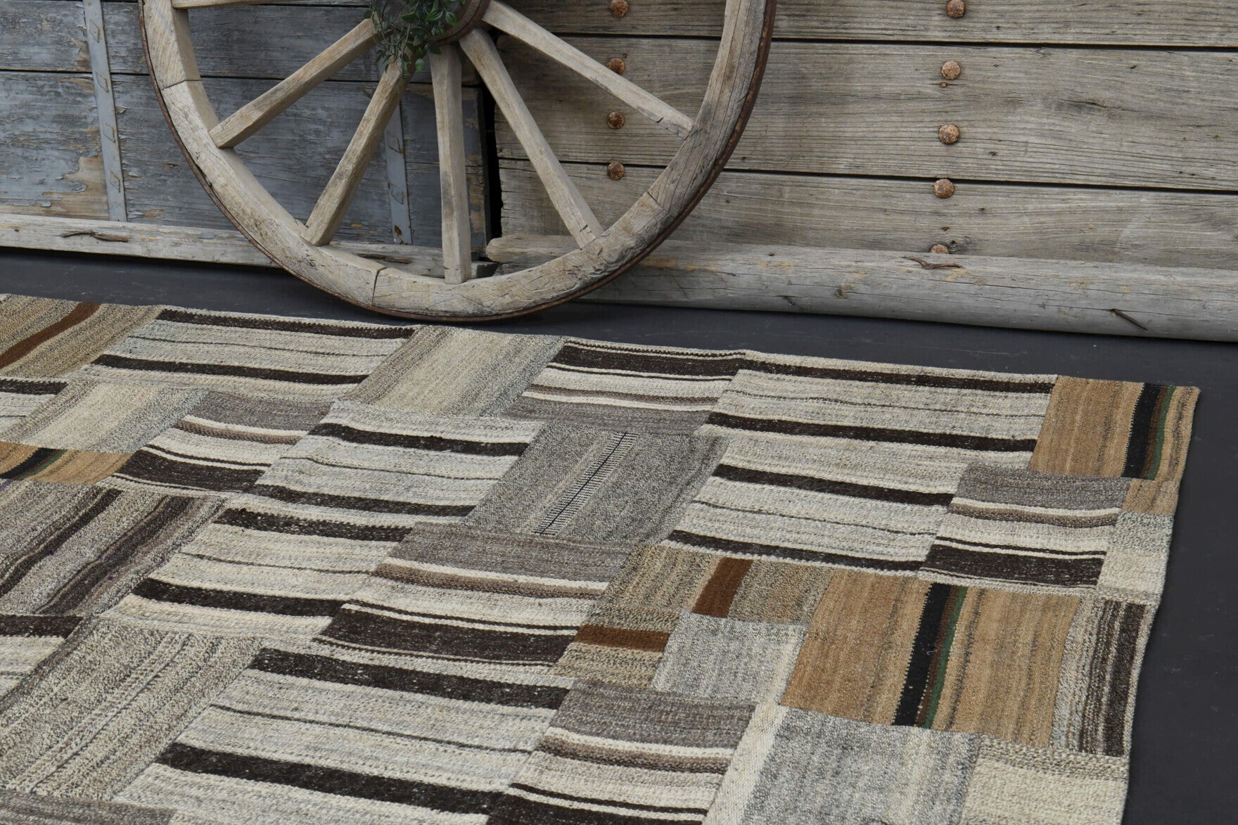 Authentic Anatolian vintage kilim rug (1960s) with oriental design – one-of-a-kind at Fame Rugs