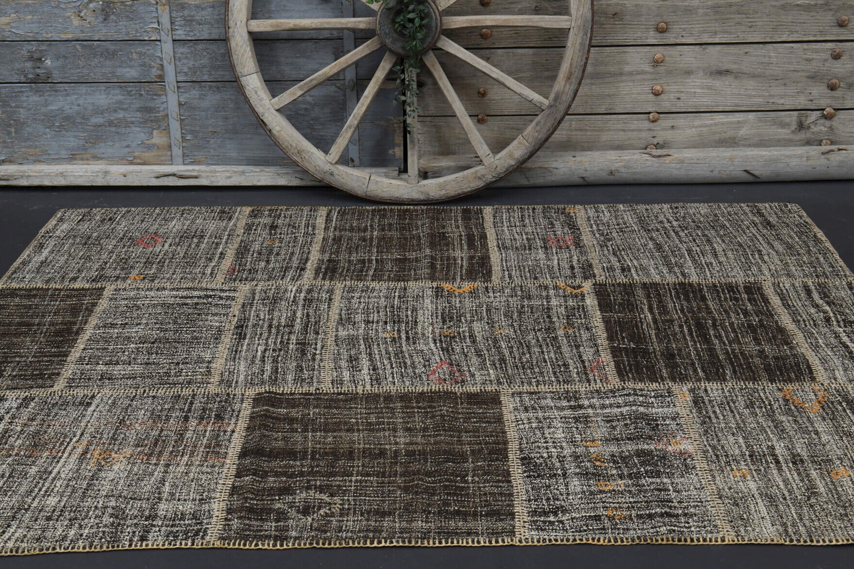 Argyrosela kilim: 1960s handwoven flatweave Anatolian kilim with oriental motifs