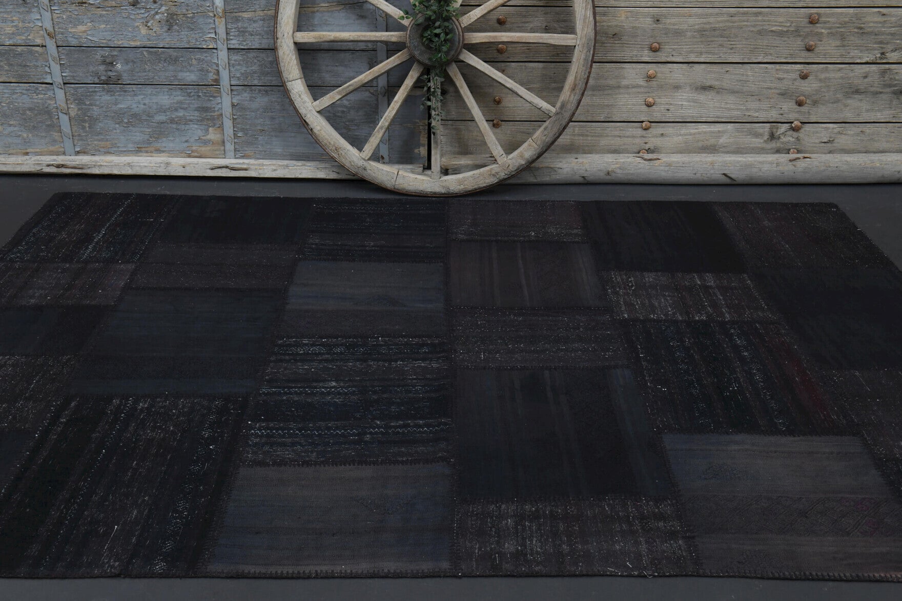 Argyronesia kilim: 1960s handwoven flatweave Anatolian kilim with oriental motifs