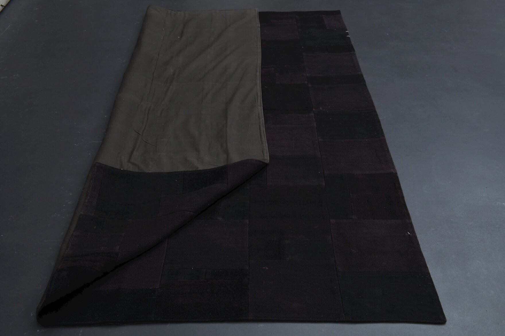 Deep Black Vintage Area Rug in wool – 1960s piece from Anatolia, Turkey | Fame Rugs