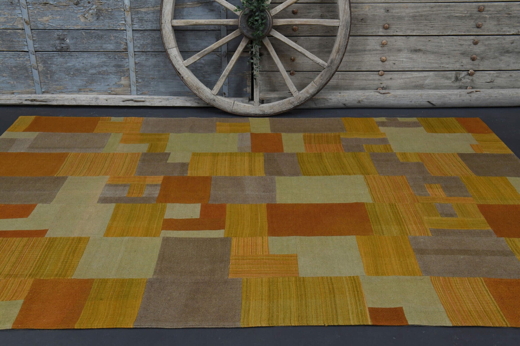 Aretechoria kilim: 1960s handwoven flatweave Anatolian kilim with oriental motifs