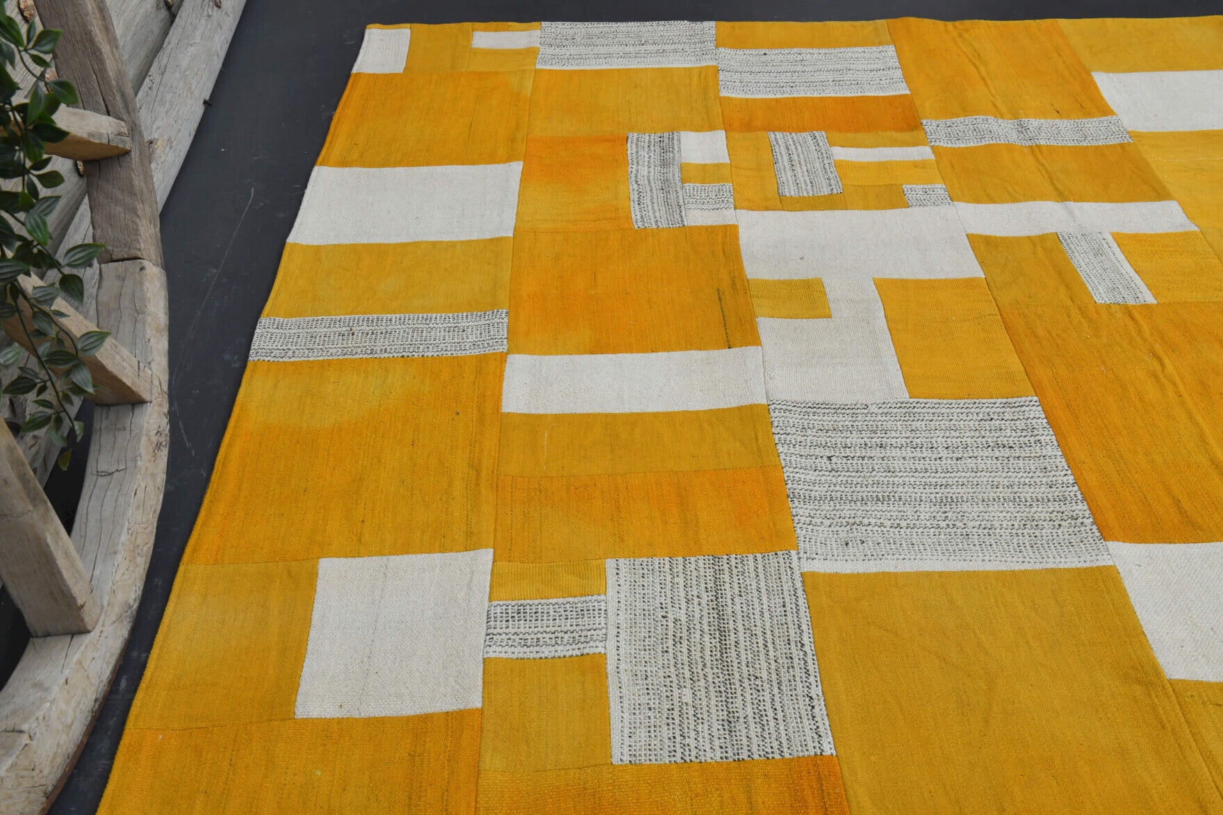 Authentic Anatolian vintage kilim rug (1960s) with oriental design – one-of-a-kind at Fame Rugs
