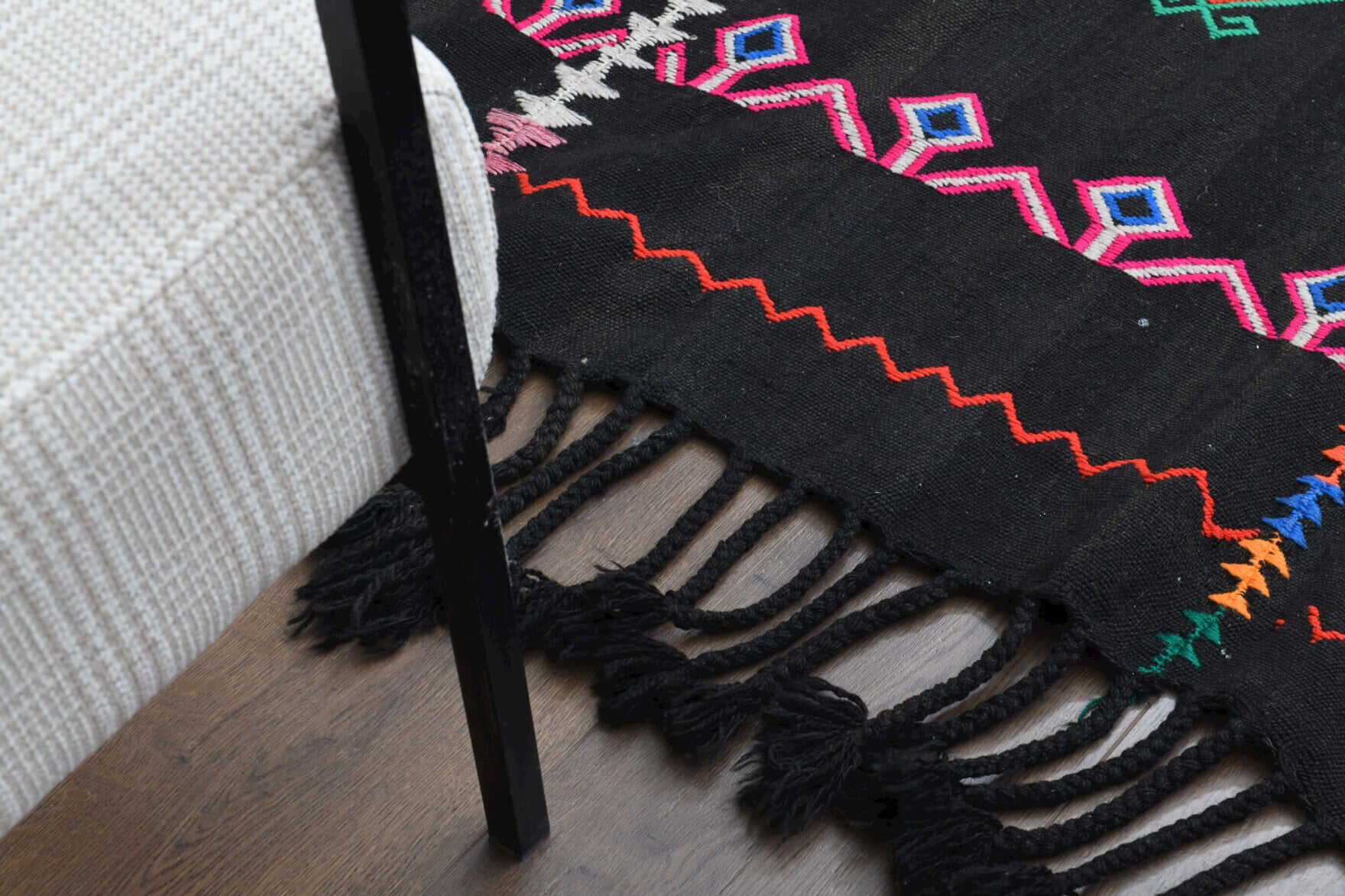 Arasgul kilim: 1970s handwoven flatweave Anatolian kilim with oriental motifs