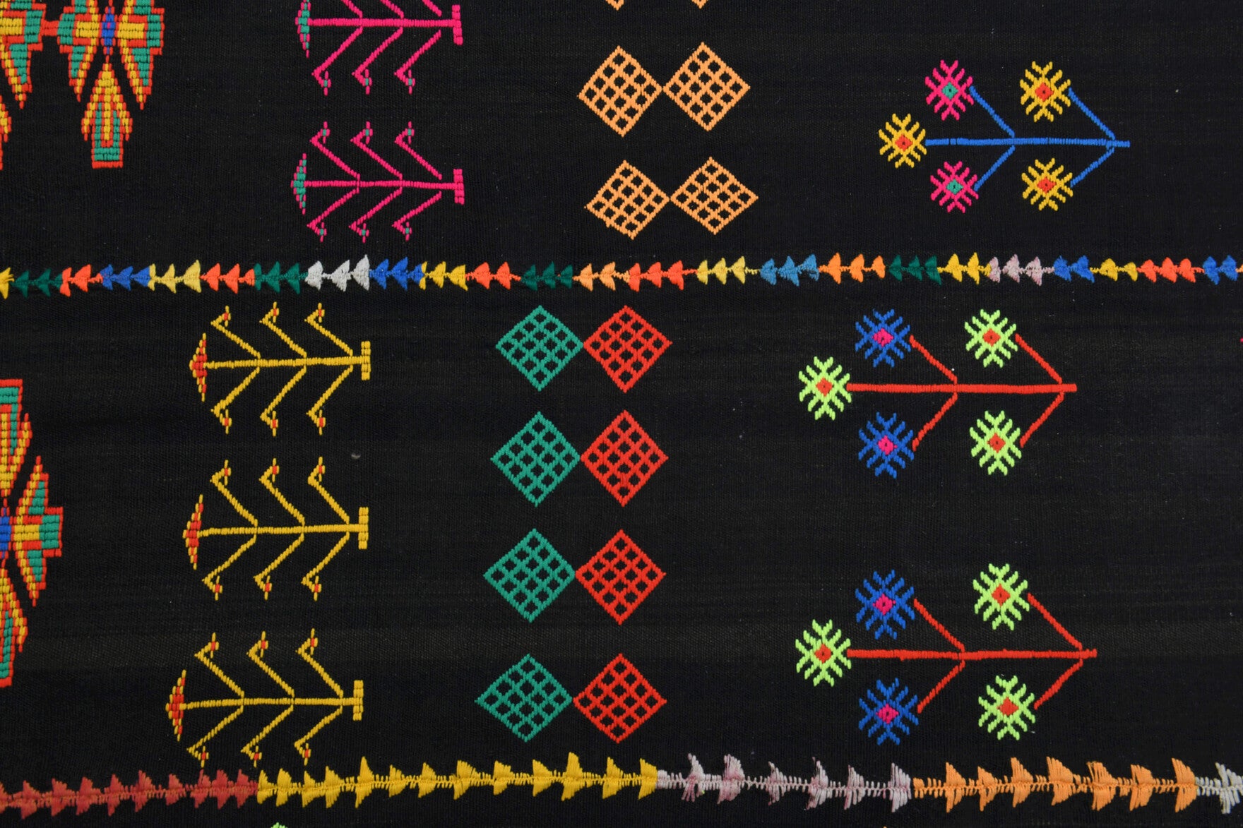 Authentic Anatolian vintage kilim rug (1970s) with oriental design – one-of-a-kind at Fame Rugs