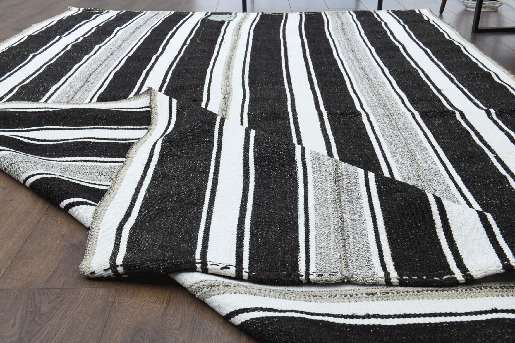 Hand-crafted Anatolian vintage kilim Anthophaessa in wool, 1960s