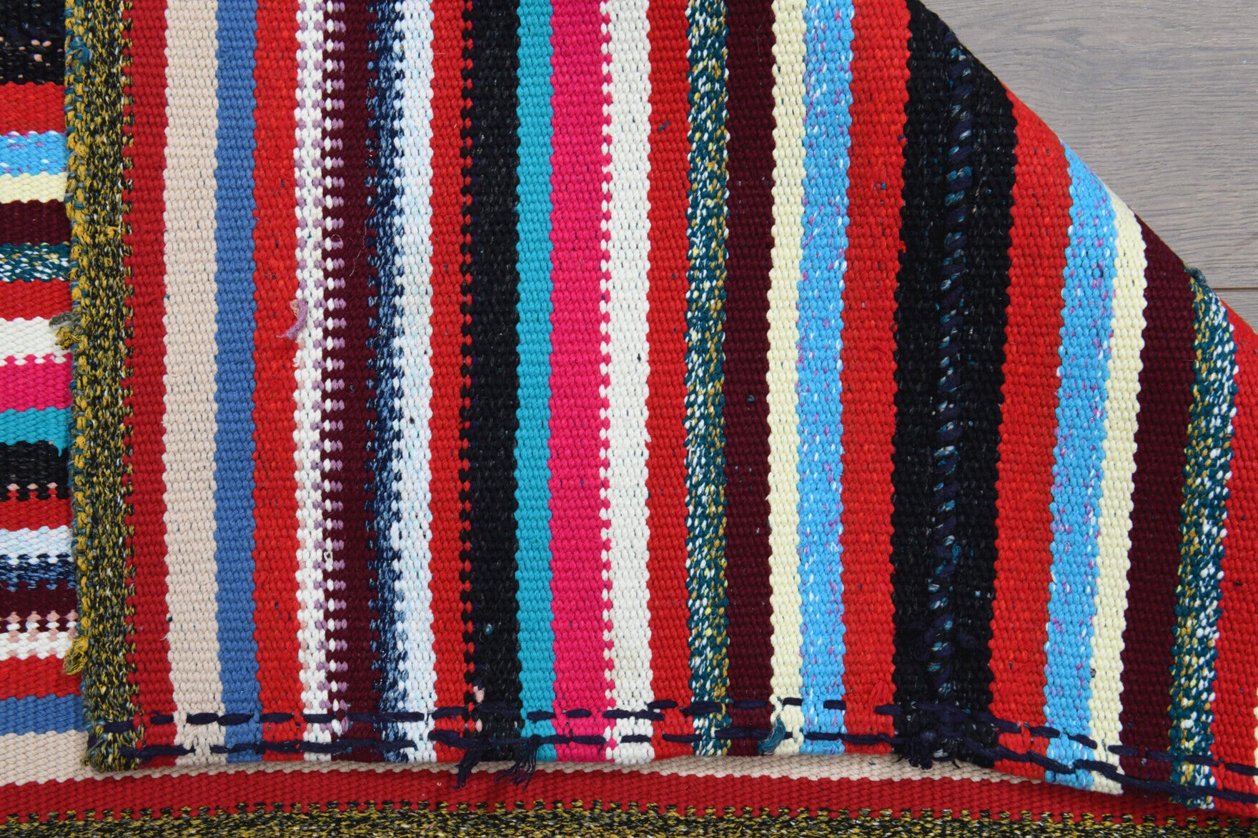 Striped pattern on the Pericanaz vintage kilim rug – handwoven flatweave in Anatolia, Turkey