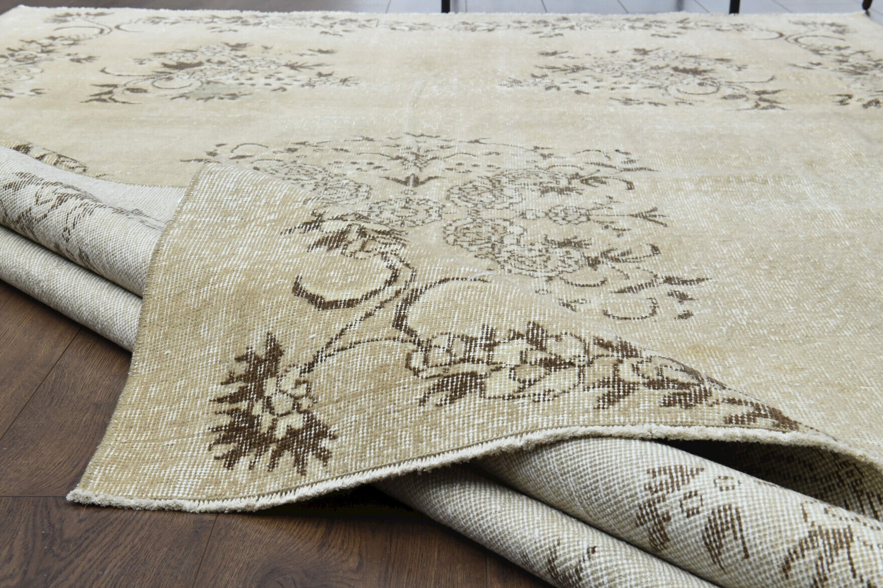 Authentic Turkish vintage area rug (1970s) with floral design – one-of-a-kind at Fame Rugs