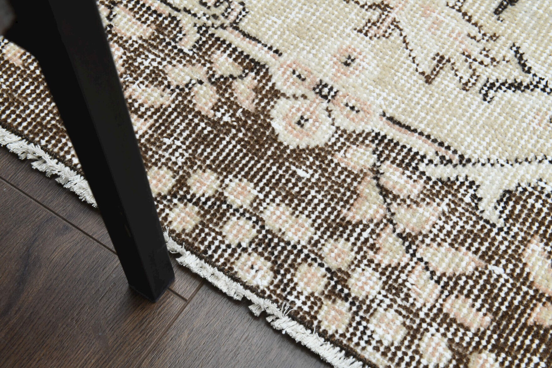 Zeynepdeniz rug: 1970s handmade Anatolian rug with oriental motifs and cotton backing