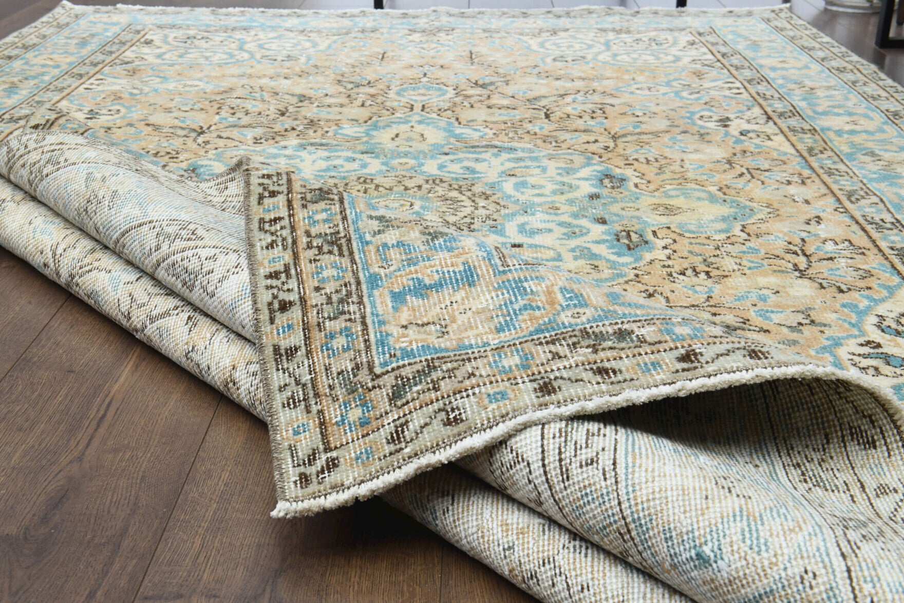 Authentic Persian vintage area rug (1970s) with oriental design – one-of-a-kind at Fame Rugs