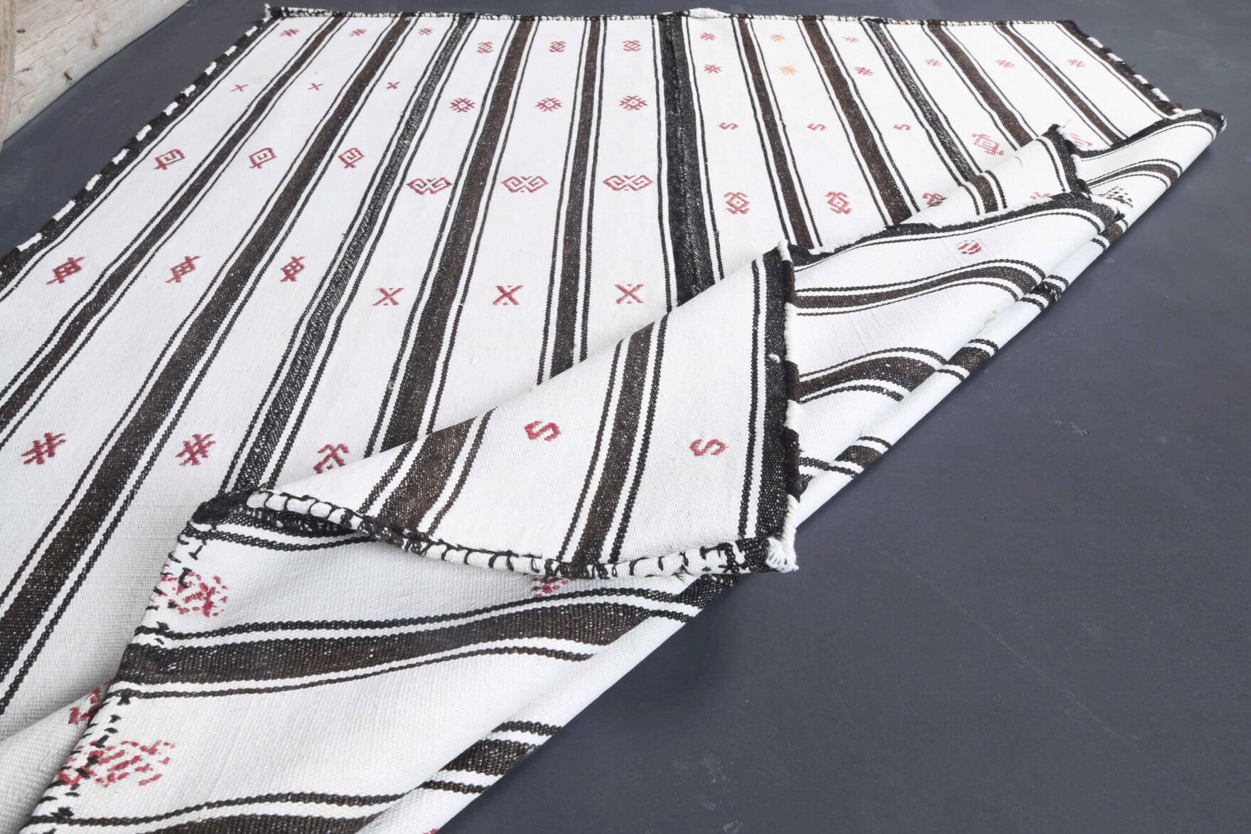 Aybukenaz – vintage striped kilim for living room or bedroom, 5'1" x 6'7" (154x200 cm)