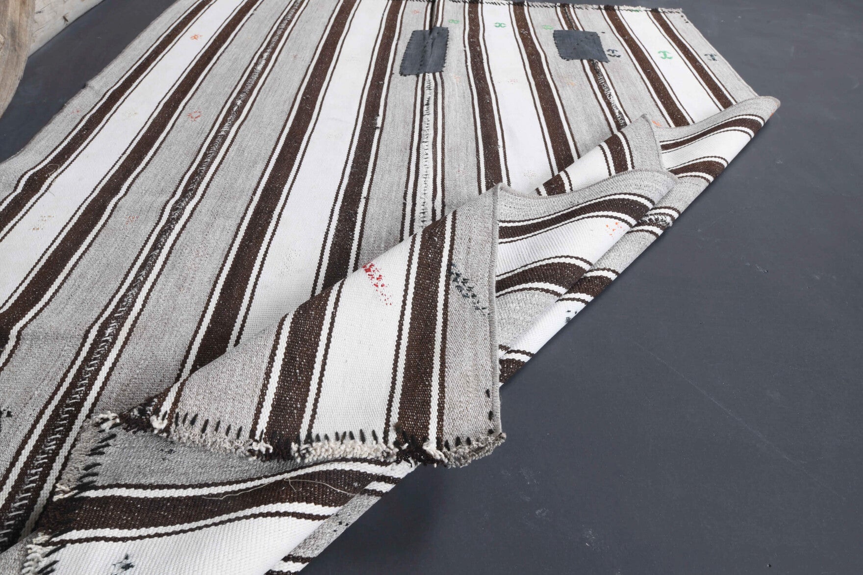 Asterophone – vintage striped kilim for living room or bedroom, 4'4" x 6'7" (131x200 cm)