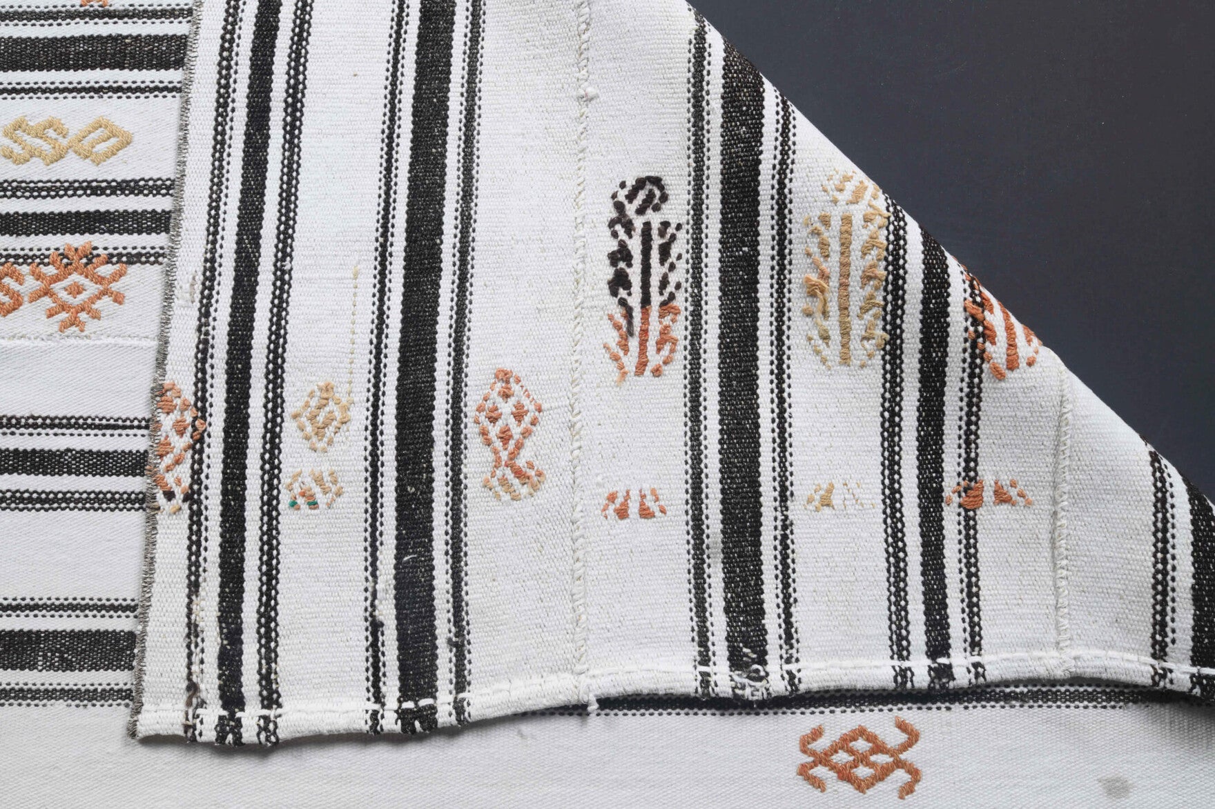 Handwoven flatweave wool kilim from Anatolia, Turkey – Kilim Vintage Rug 4'3" x 8'2"