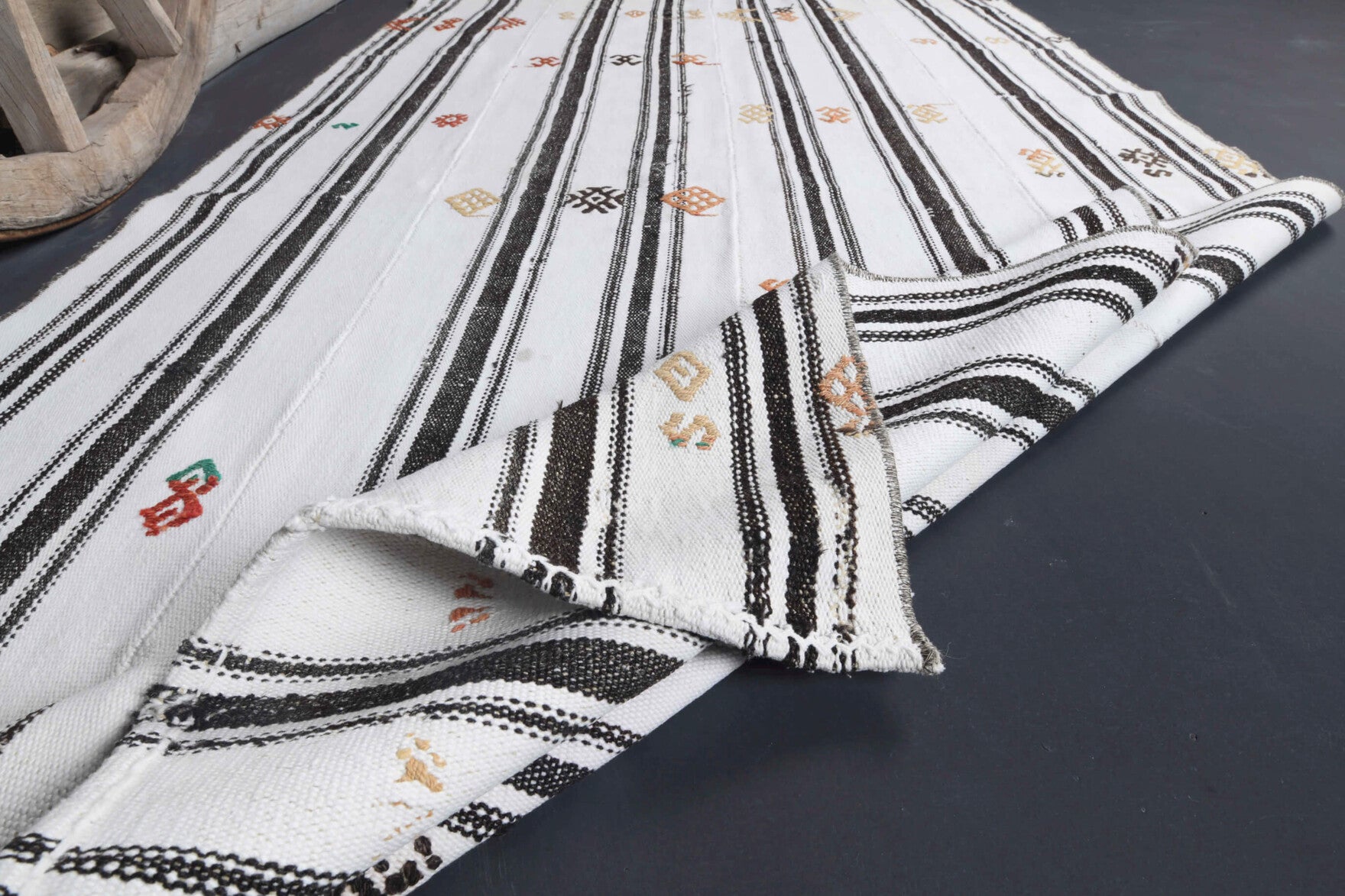Amisos – vintage striped kilim for living room or bedroom, 4'3" x 8'2" (130x250 cm)