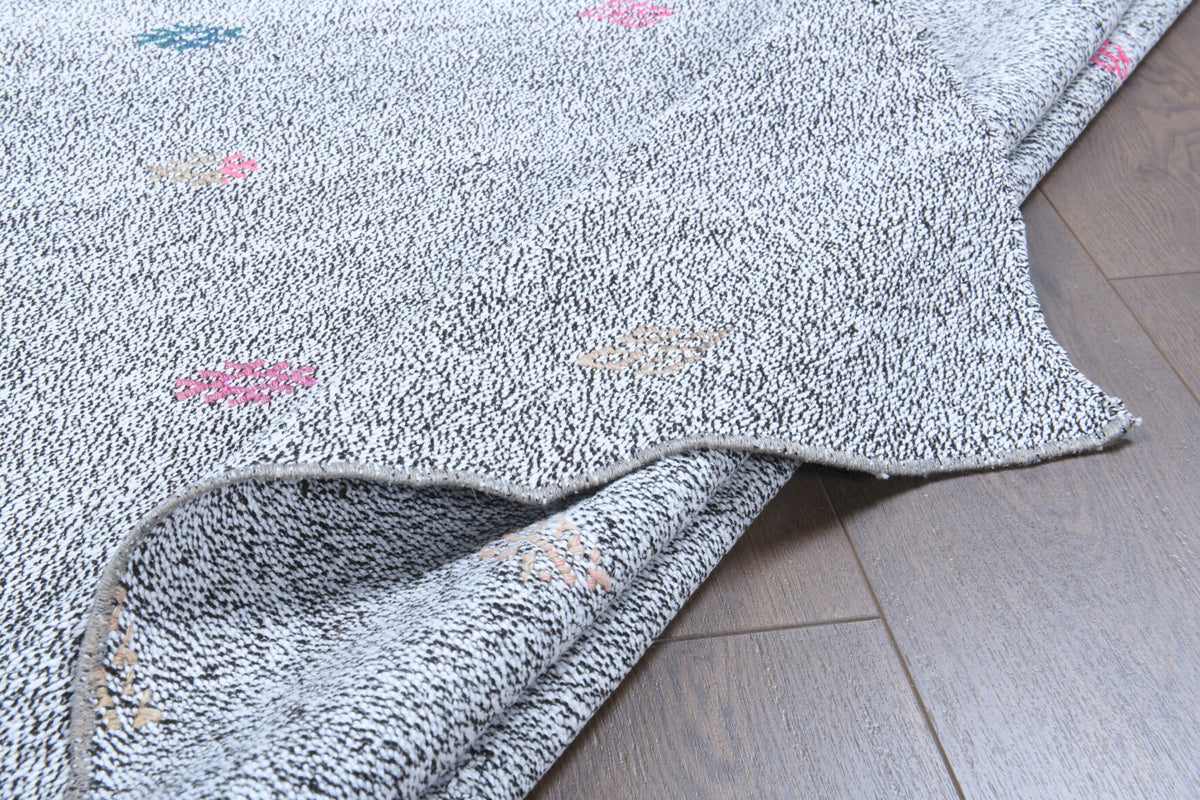 Hand-crafted Anatolian vintage kilim Ambraura in wool, 1960s