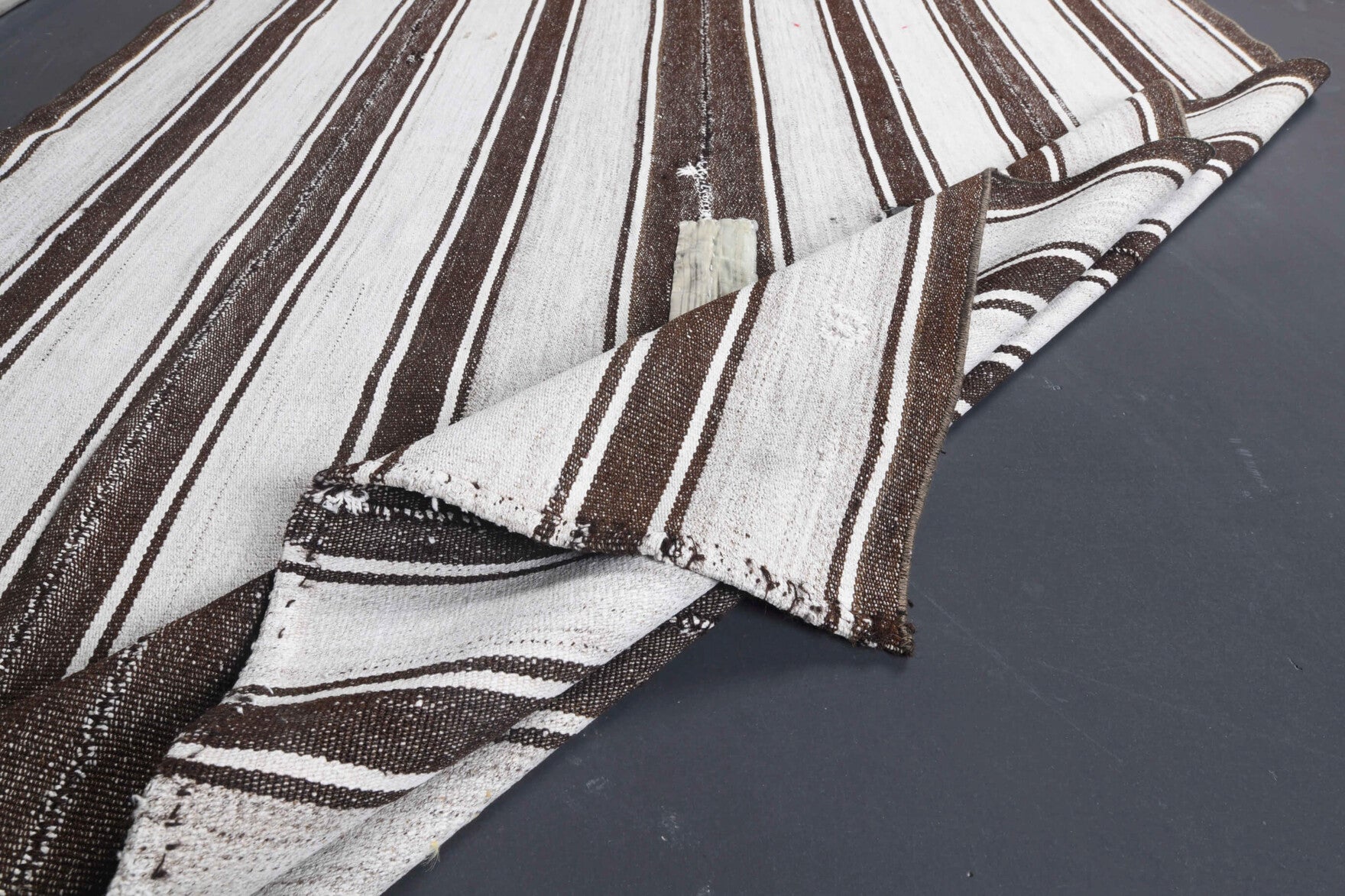 Amaranthlampe – vintage striped kilim for living room or bedroom, 5'1" x 6'3" (156x190 cm)