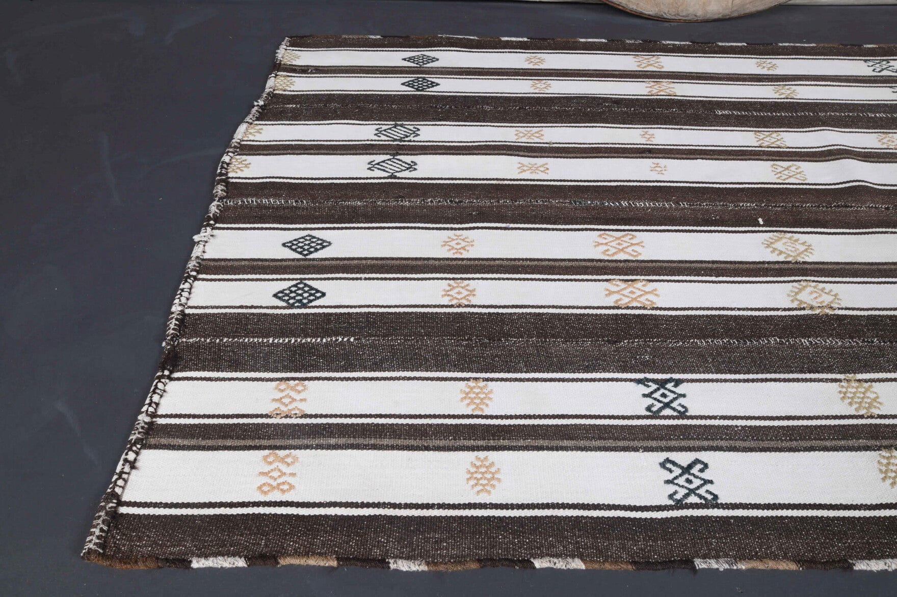 Altinisin kilim: 1960s handwoven flatweave Anatolian kilim with striped motifs