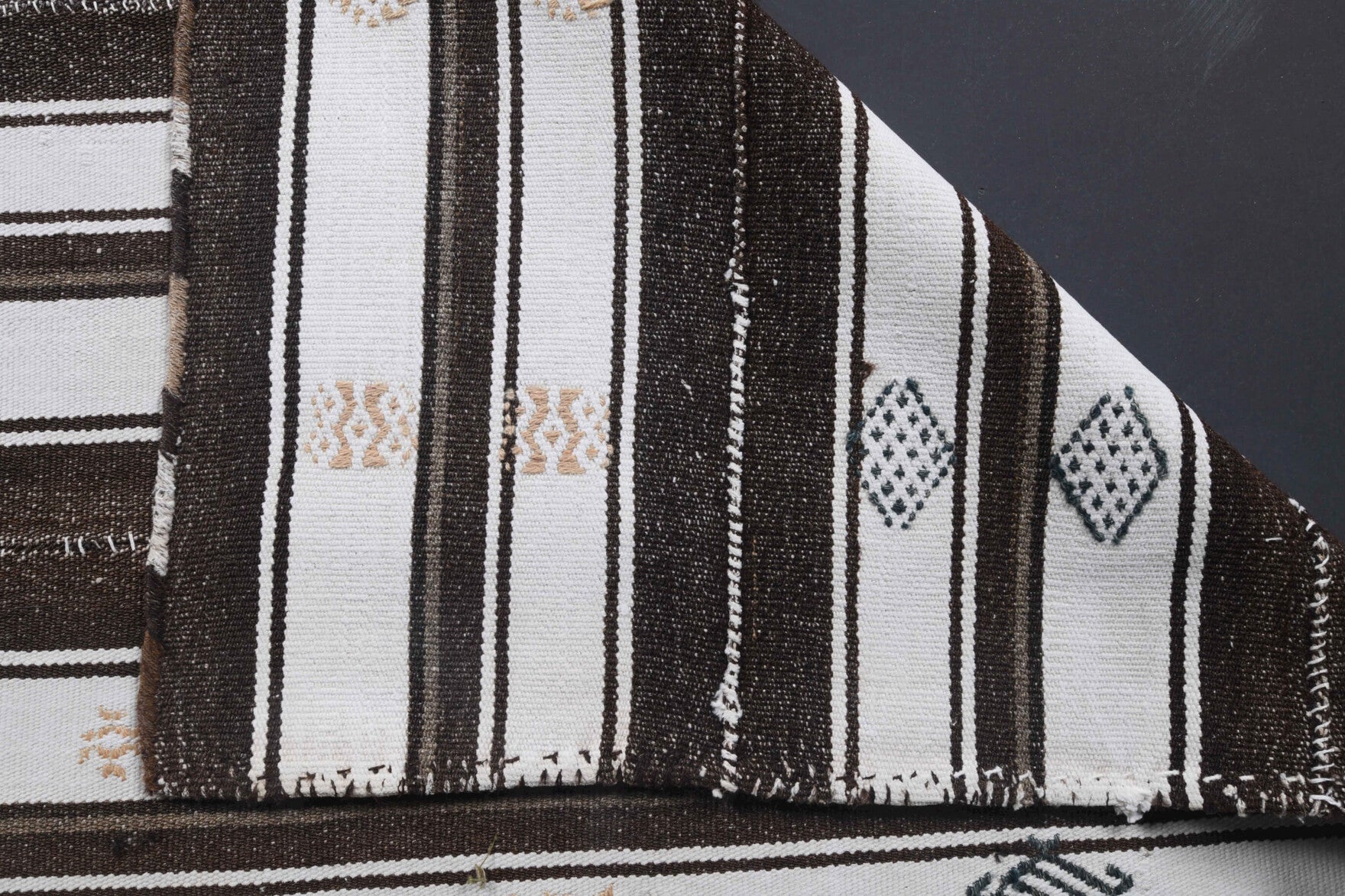 Handwoven flatweave wool kilim from Anatolia, Turkey – Handmade Vintage Kilim Rug 4'2" x 6'7"