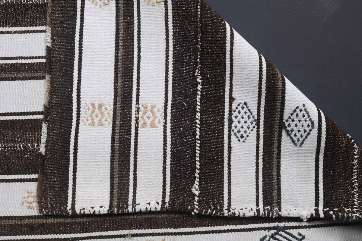 Handwoven flatweave wool kilim from Anatolia, Turkey – Handmade Vintage Kilim Rug 4'2" x 6'7"