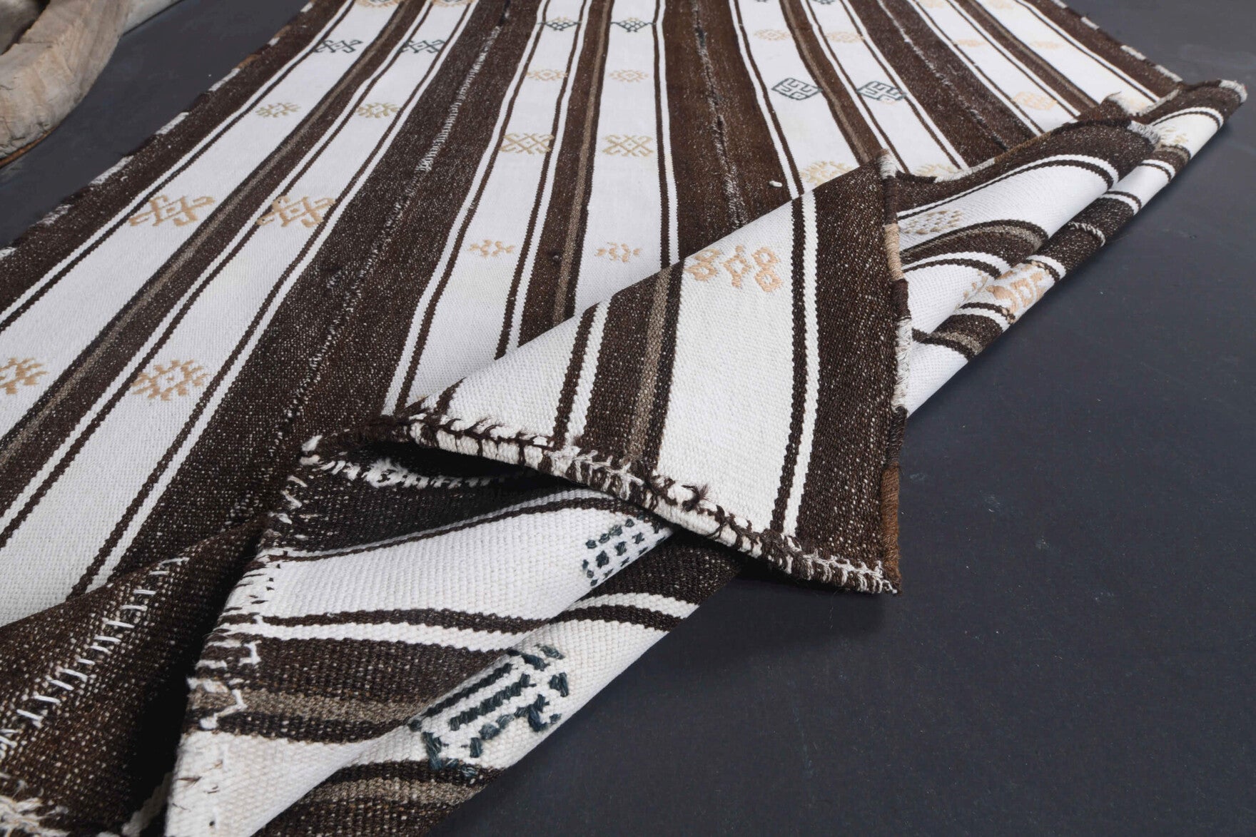 Altinisin – vintage striped kilim for living room or bedroom, 4'2" x 6'7" (127x200 cm)