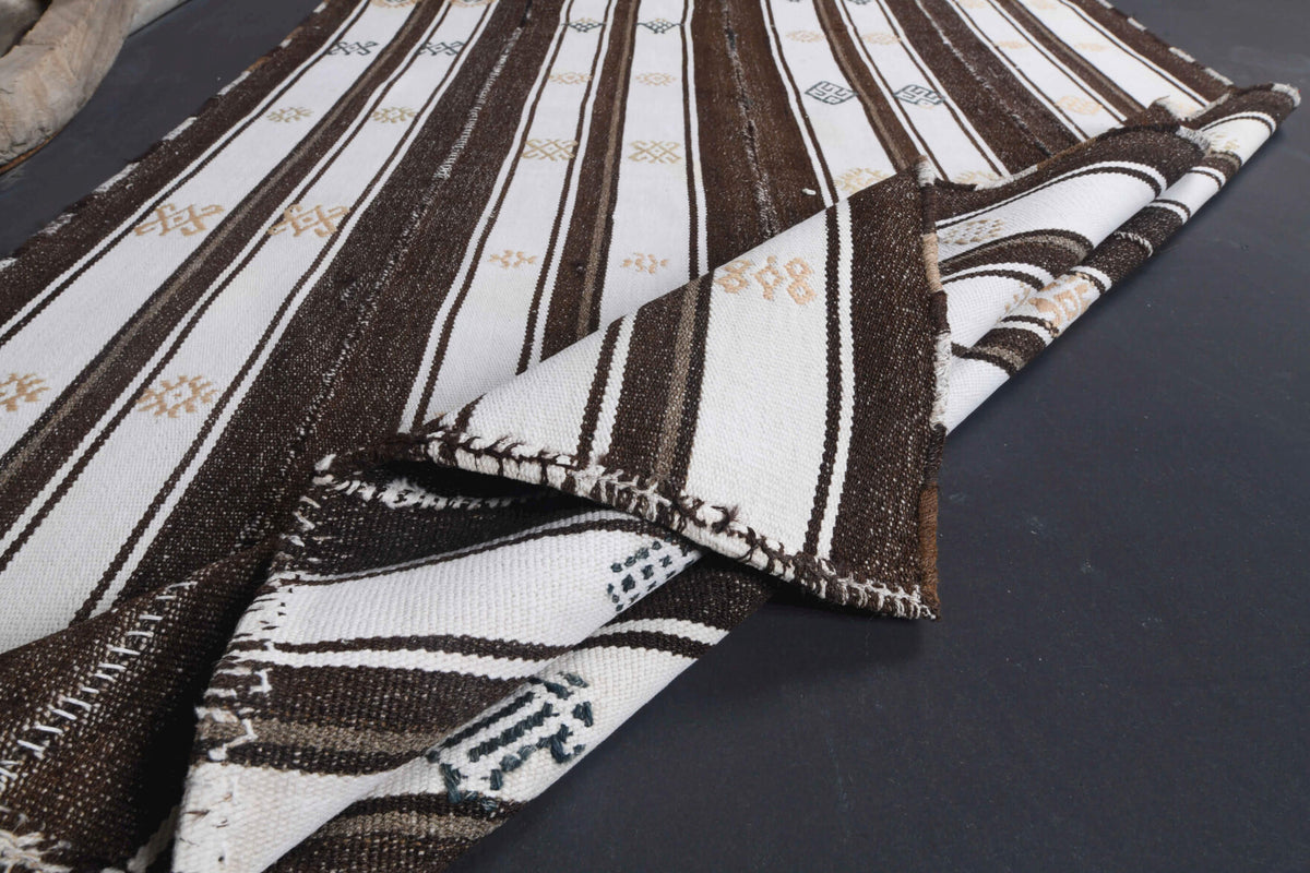 Altinisin – vintage striped kilim for living room or bedroom, 4'2" x 6'7" (127x200 cm)
