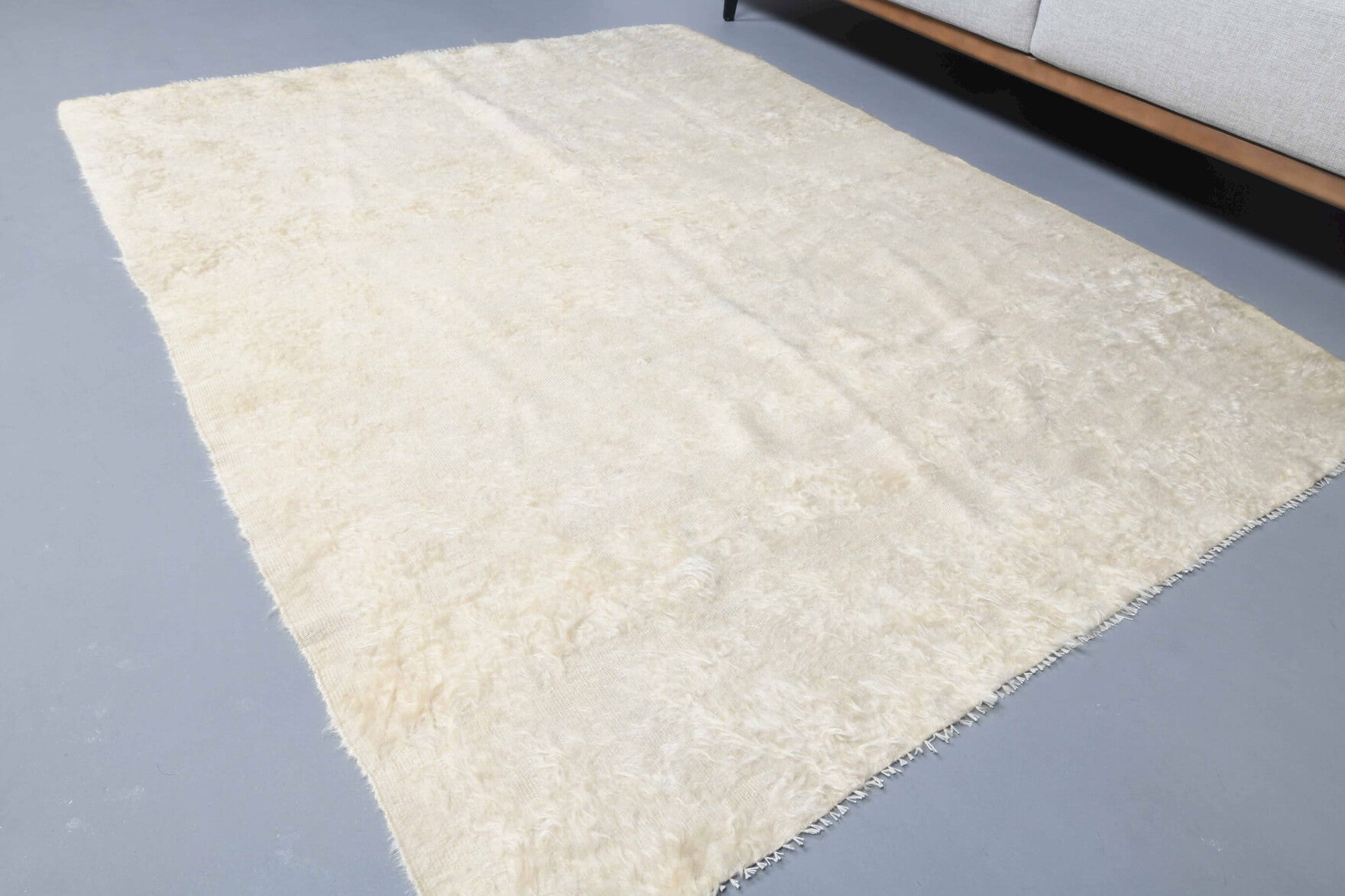 Authentic Anatolian vintage kilim rug (1960s) with solid design – one-of-a-kind at Fame Rugs