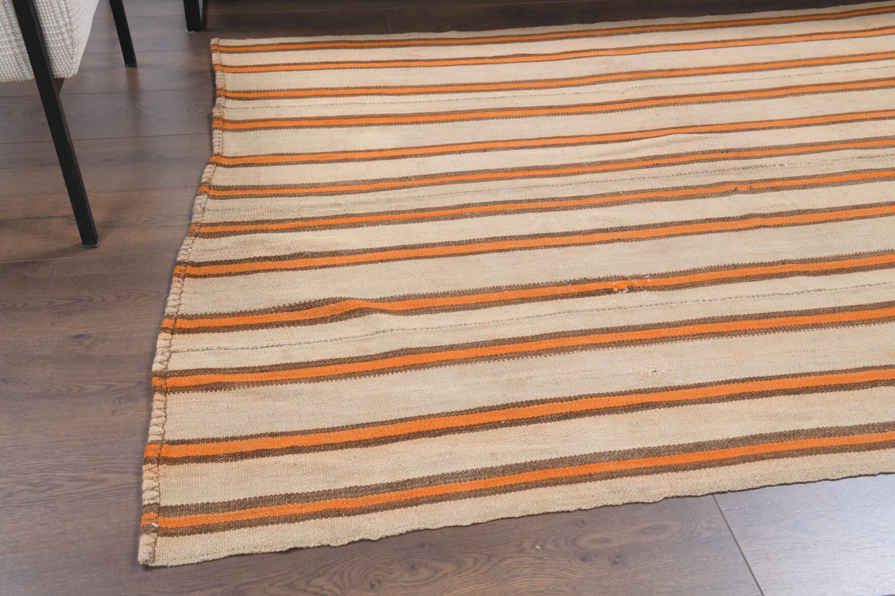 Vuslatbike – vintage striped kilim for living room or bedroom, 4'7" x 6' (140x184 cm)