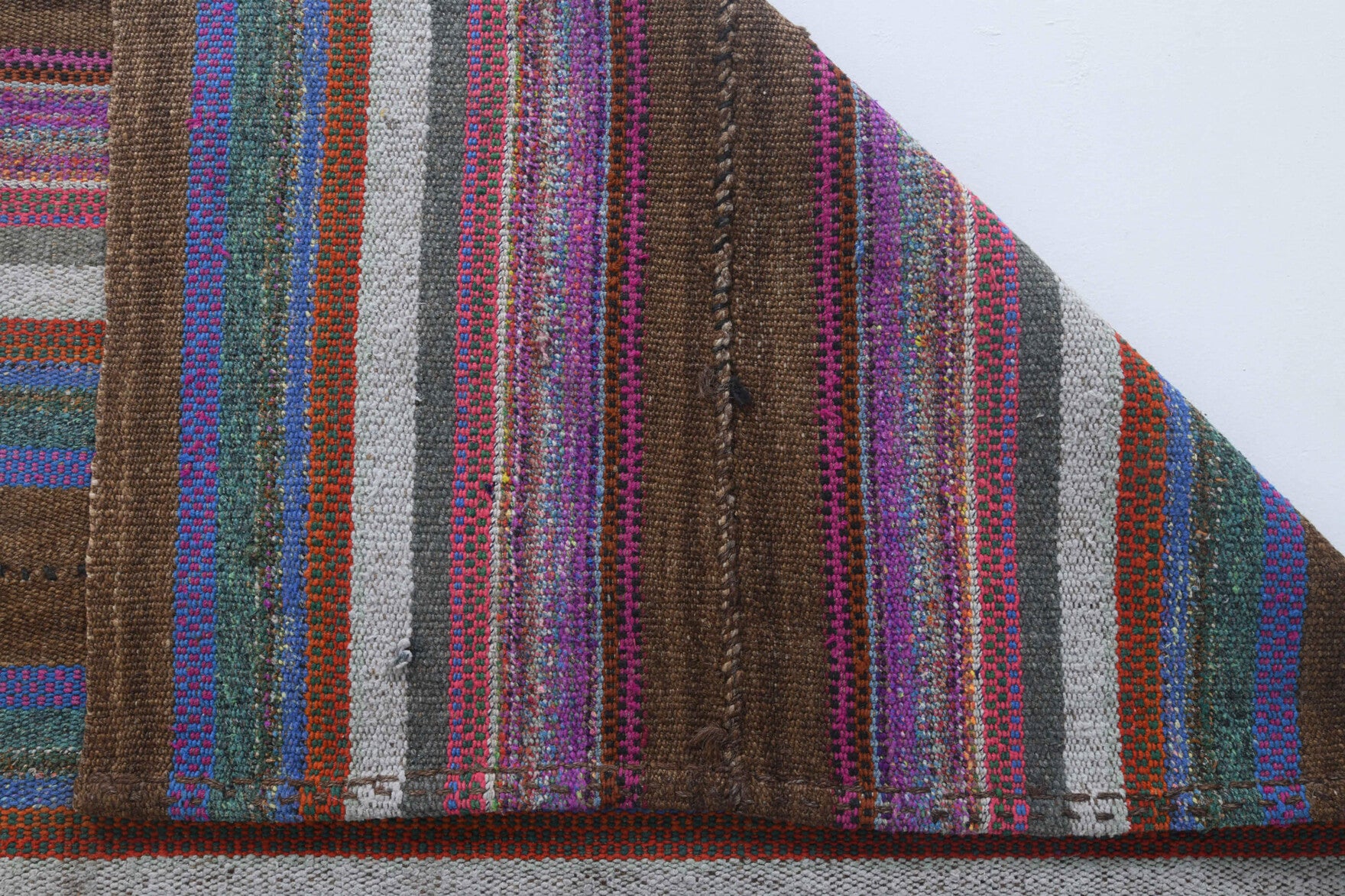 Vefasultan – vintage striped kilim for living room or bedroom, 4'7" x 5'3" (140x160 cm)