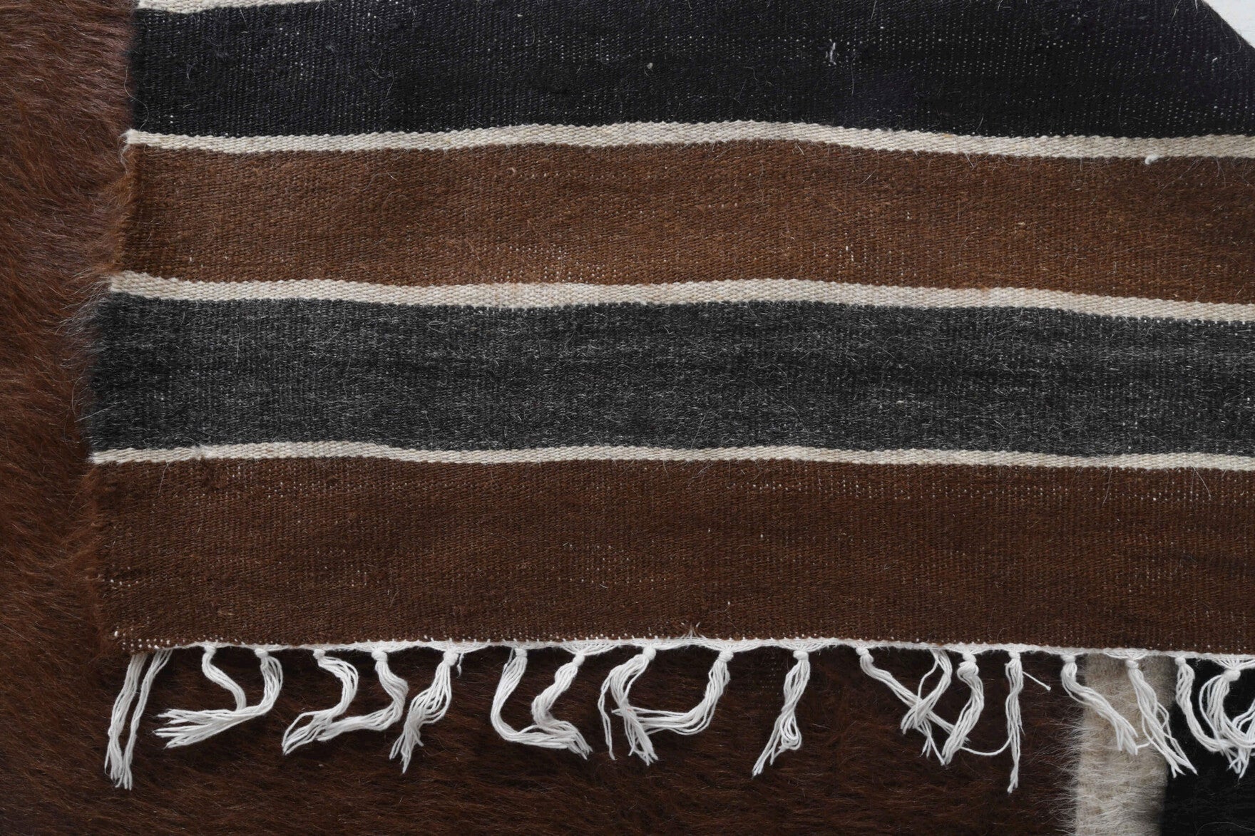 Tubapare – vintage solid kilim for living room or bedroom, 4'6" x 6'6" (138x197 cm)