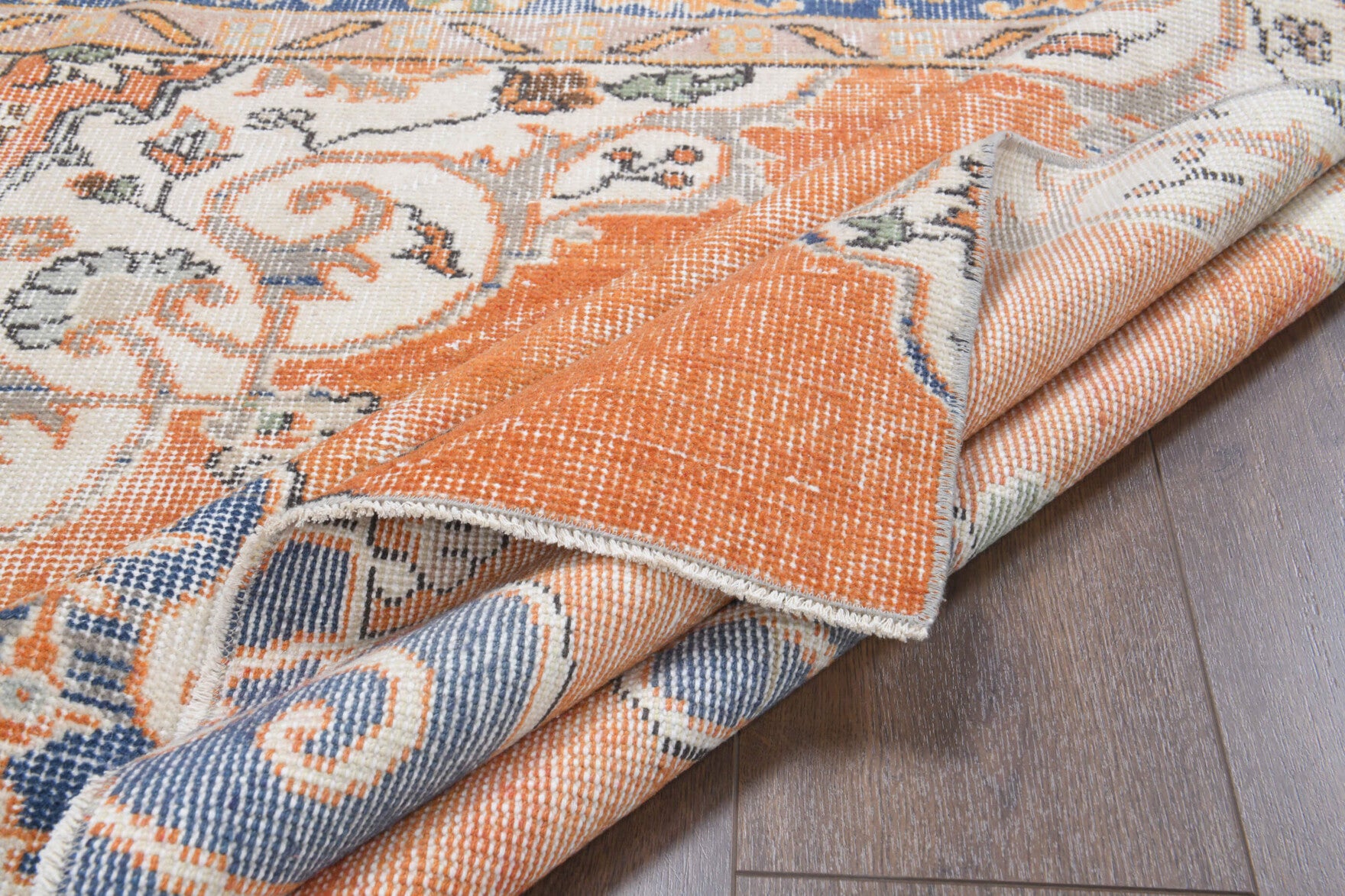 Sinop – vintage oriental rug for living room or bedroom, 4'3" x 4'6" (130x136 cm)