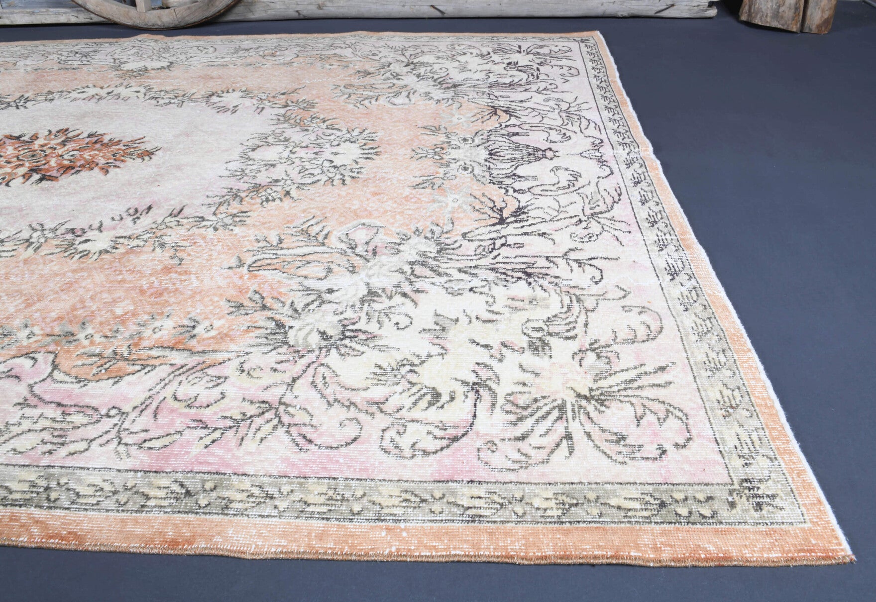 Bengigonca rug: 1970s handmade Anatolian rug with oriental motifs and cotton backing