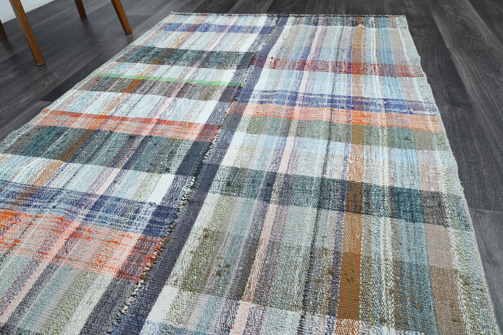 Ipeknisin kilim: 1960s handwoven flatweave Anatolian kilim with solid motifs