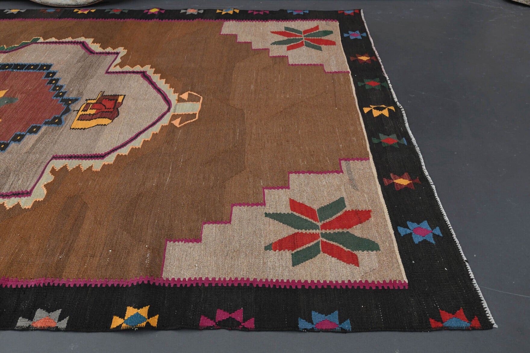 Authentic Anatolian vintage kilim rug (1960s) with oriental design – one-of-a-kind at Fame Rugs