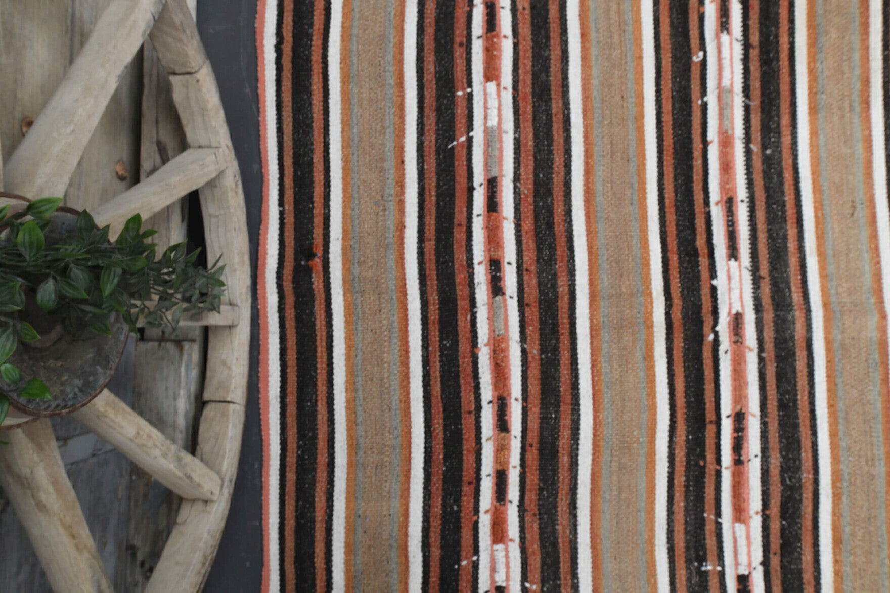 Handwoven flatweave wool kilim from Anatolia, Turkey – Turkish Vintage Area Rug 5'9" x 9'1"