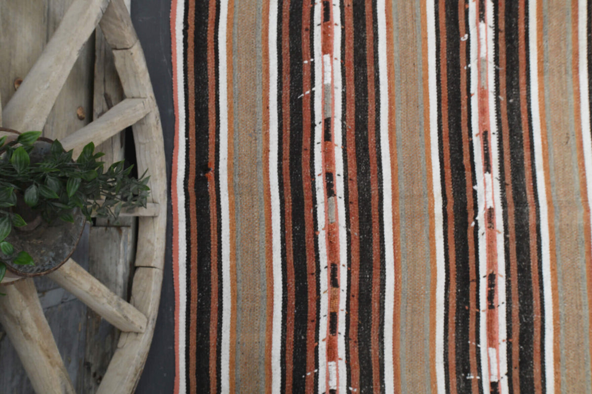 Handwoven flatweave wool kilim from Anatolia, Turkey – Turkish Vintage Area Rug 5'9" x 9'1"