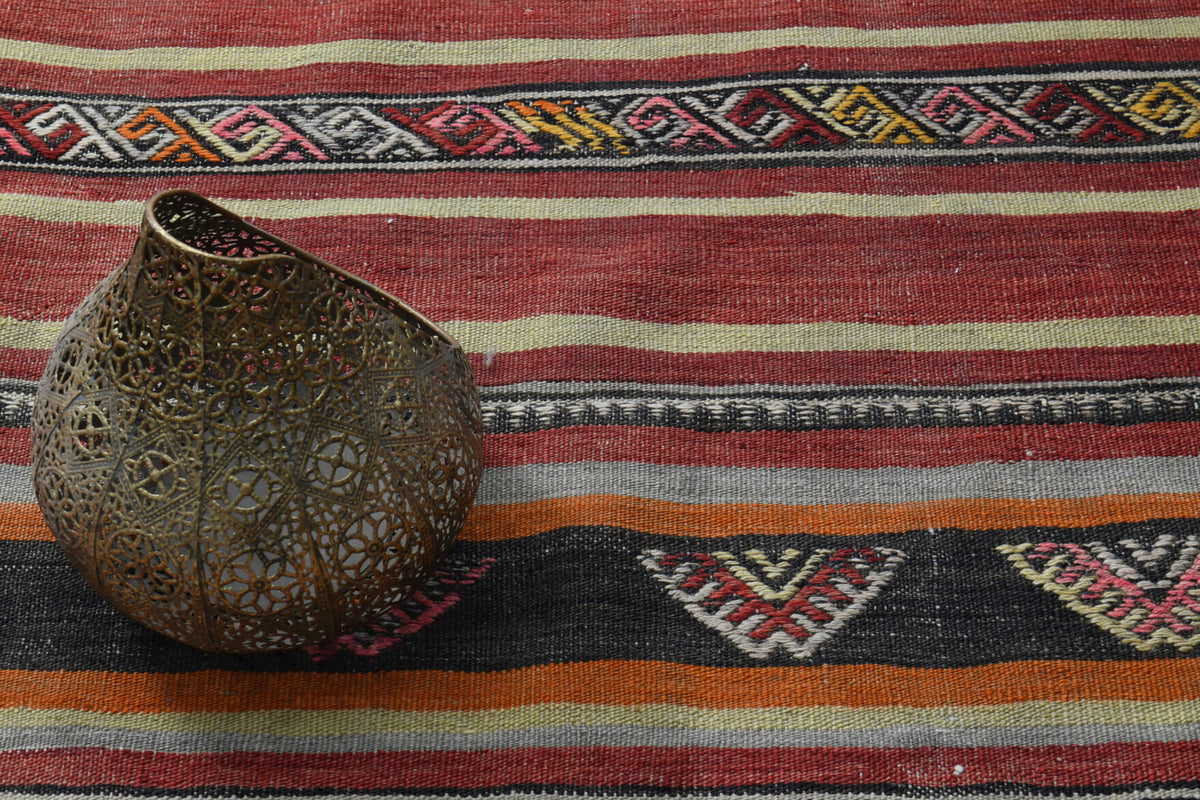 Traditional Handmade Vintage Rug in wool – 1960s piece from Anatolia, Turkey | Fame Rugs