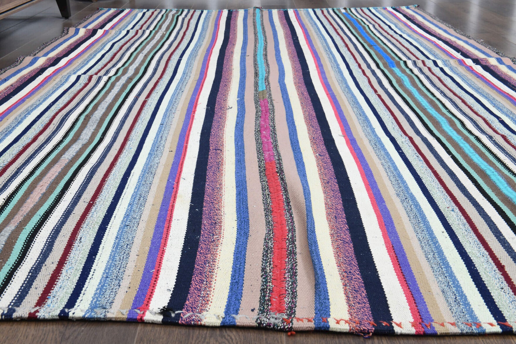 Handwoven flatweave wool kilim from Anatolia, Turkey – Turkish Vintage Area Kilim Rug 5'9" x 9'