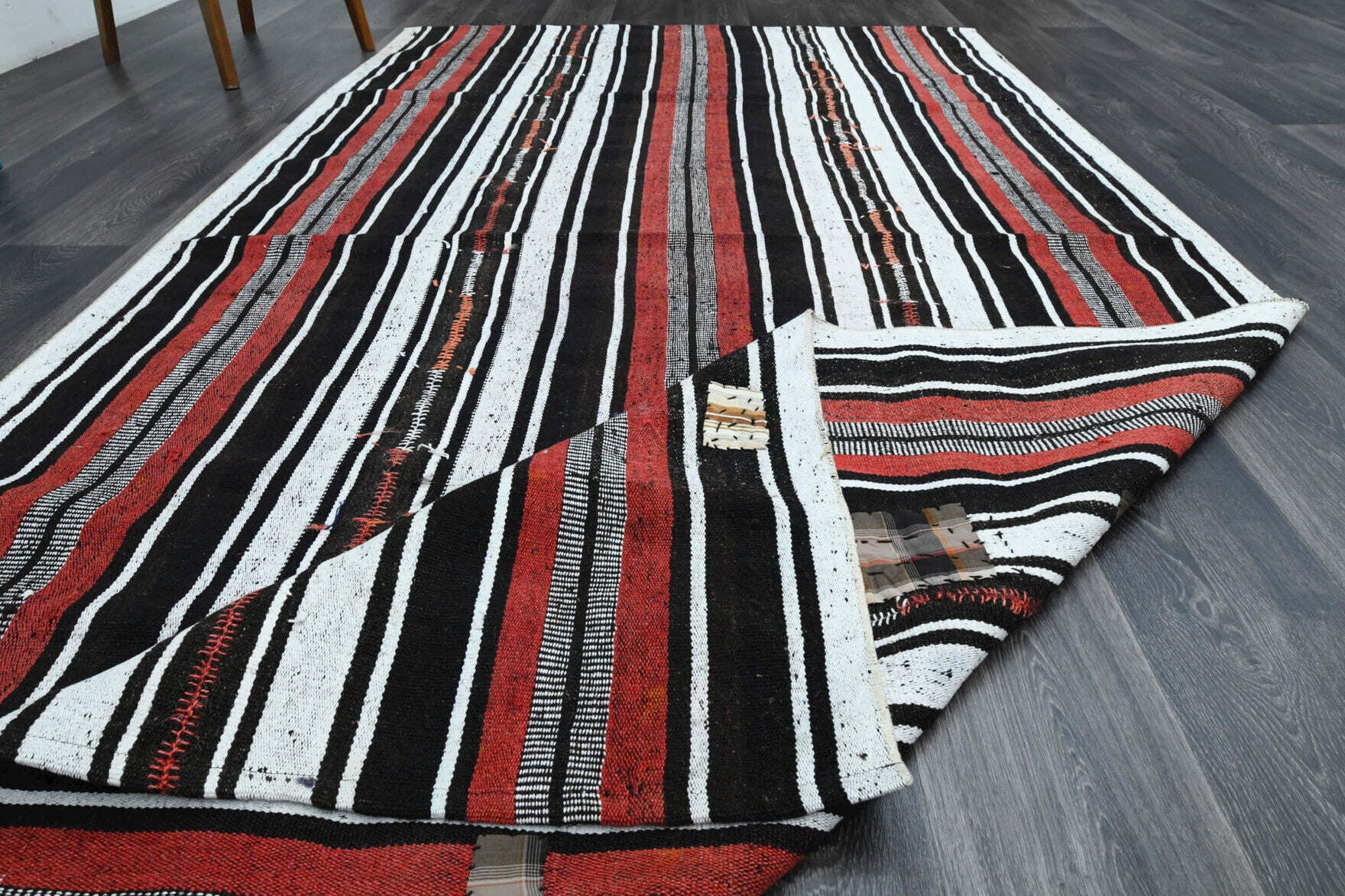 Handwoven flatweave wool kilim from Anatolia, Turkey – Turkish Vintage Area Kilim Rug 5'2" x 9'11"