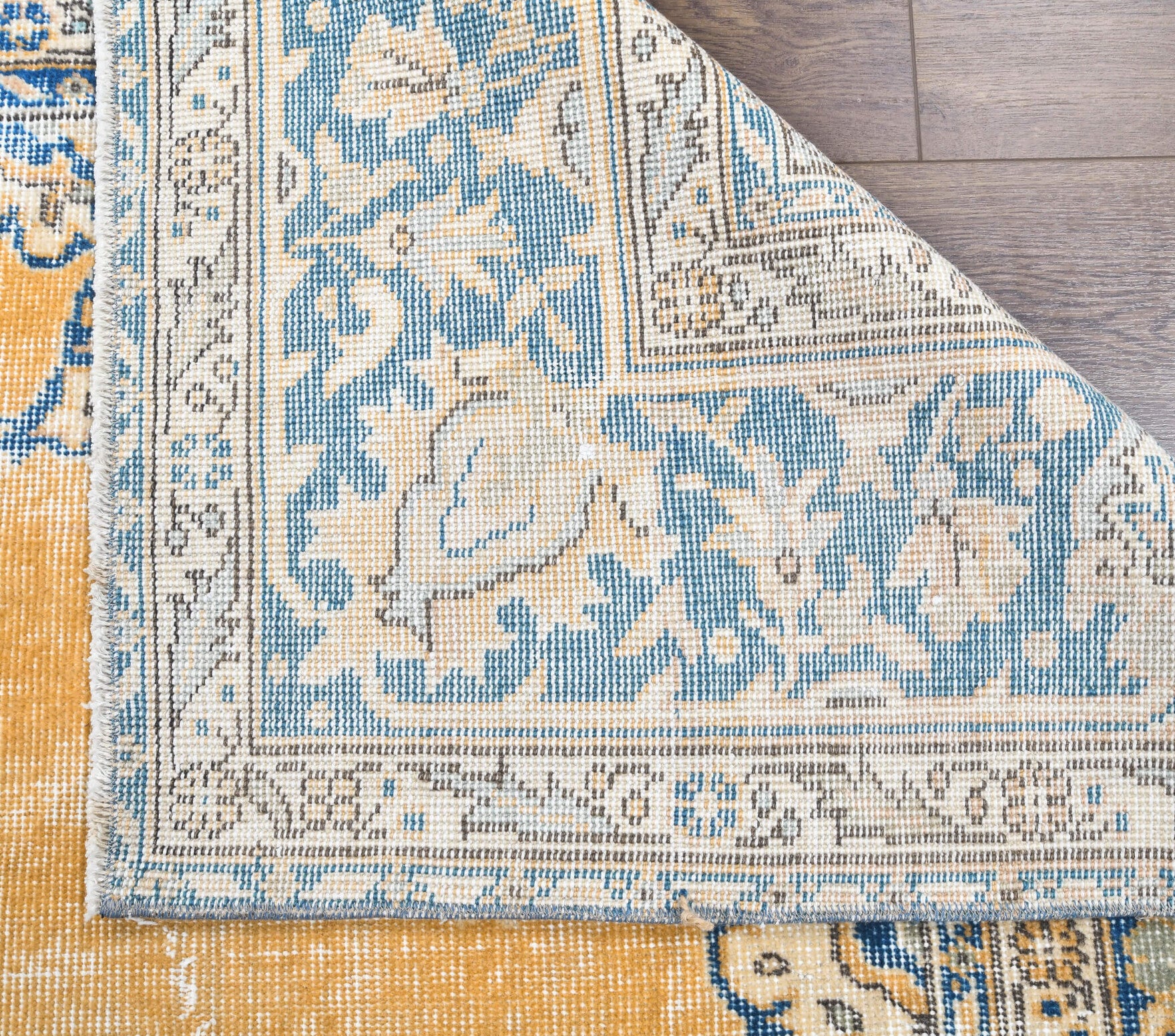 Glauconassa rug: 1970s handmade Anatolian rug with oriental motifs and cotton backing