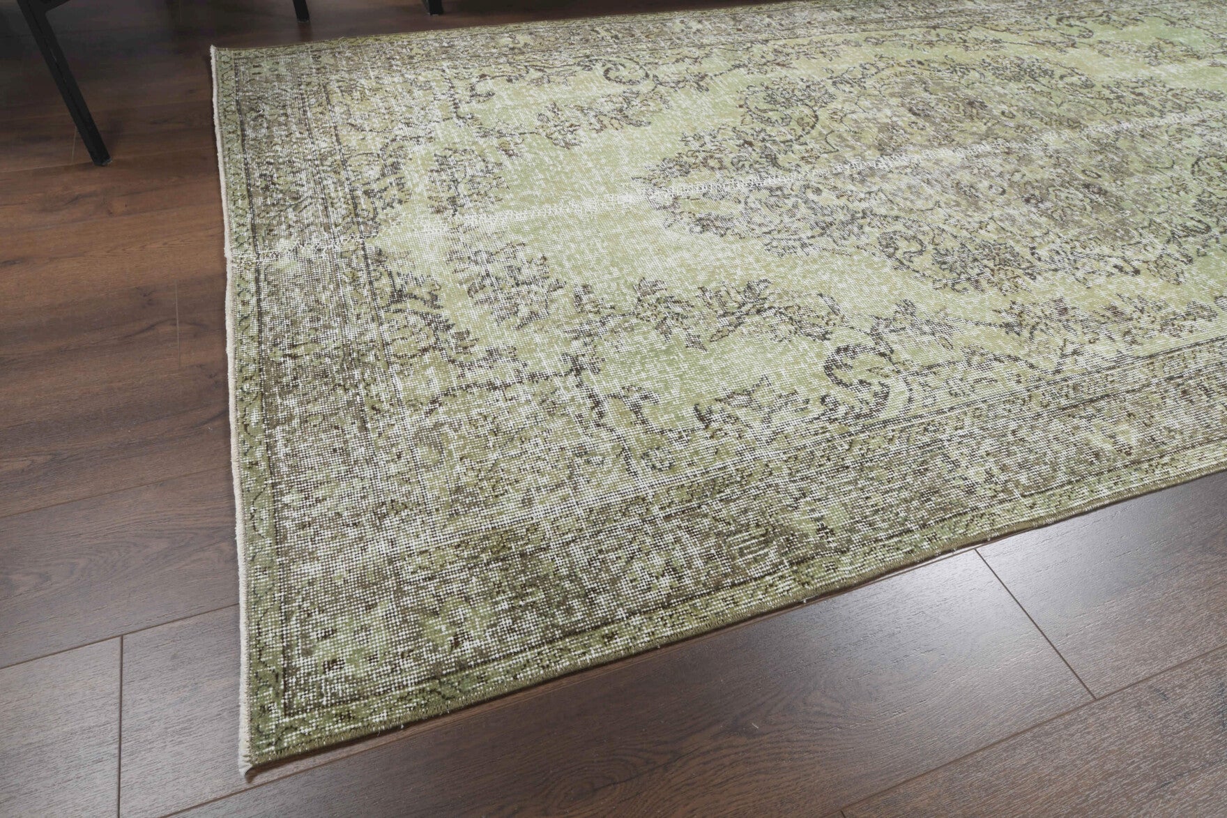 Kavaknur rug: 1970s handmade Anatolian rug with oriental motifs and cotton backing