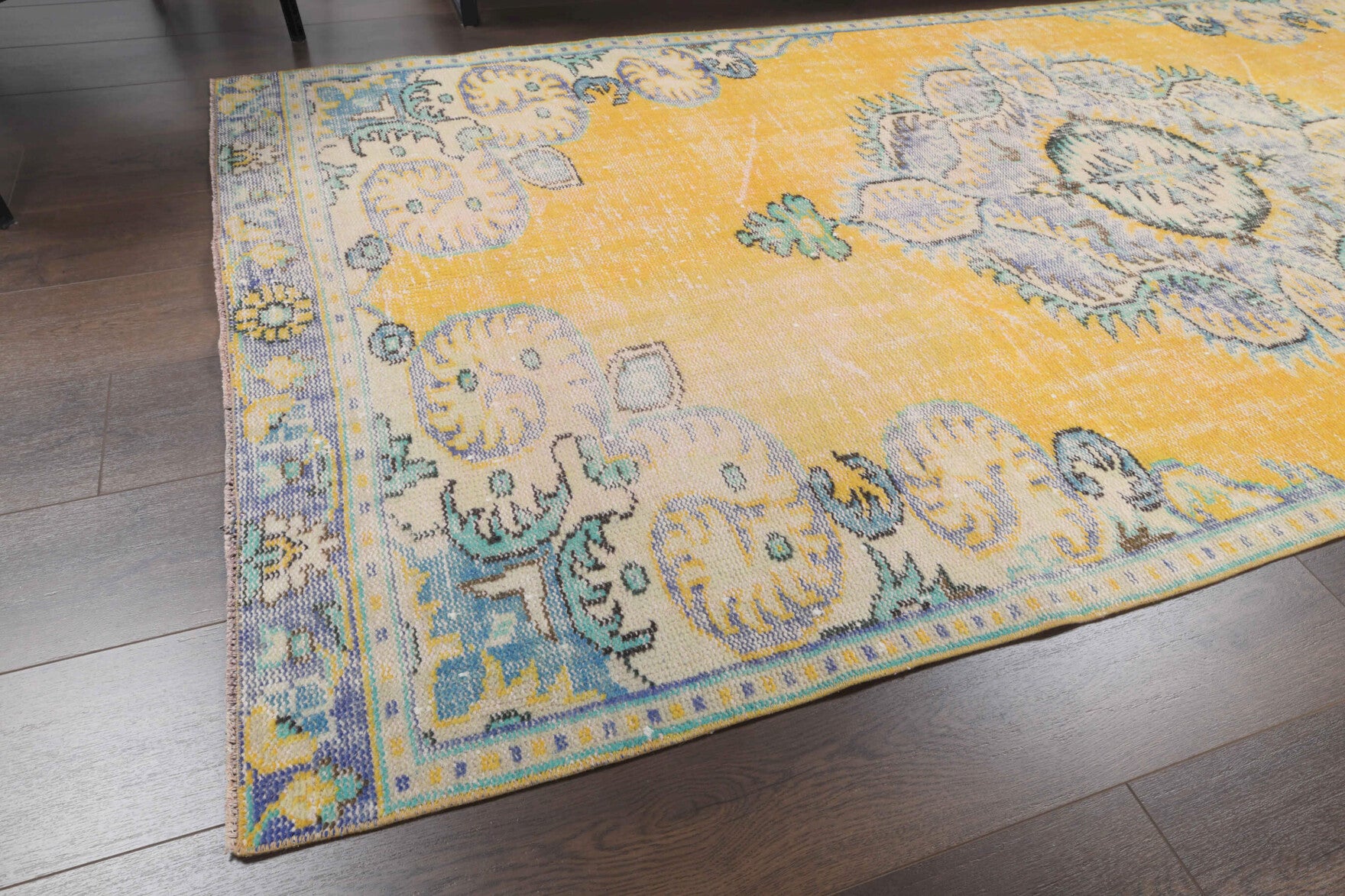 Isikusa rug: 1970s handmade Anatolian rug with oriental motifs and cotton backing