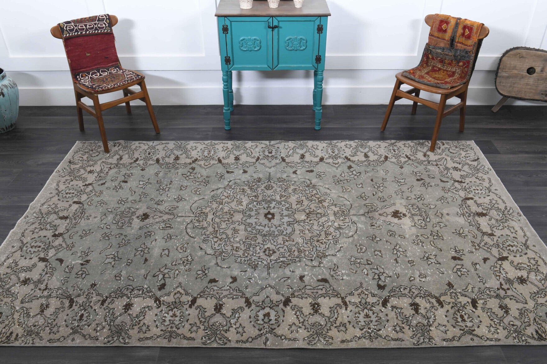 Akikumut rug: 1970s handmade Anatolian rug with floral motifs and cotton backing