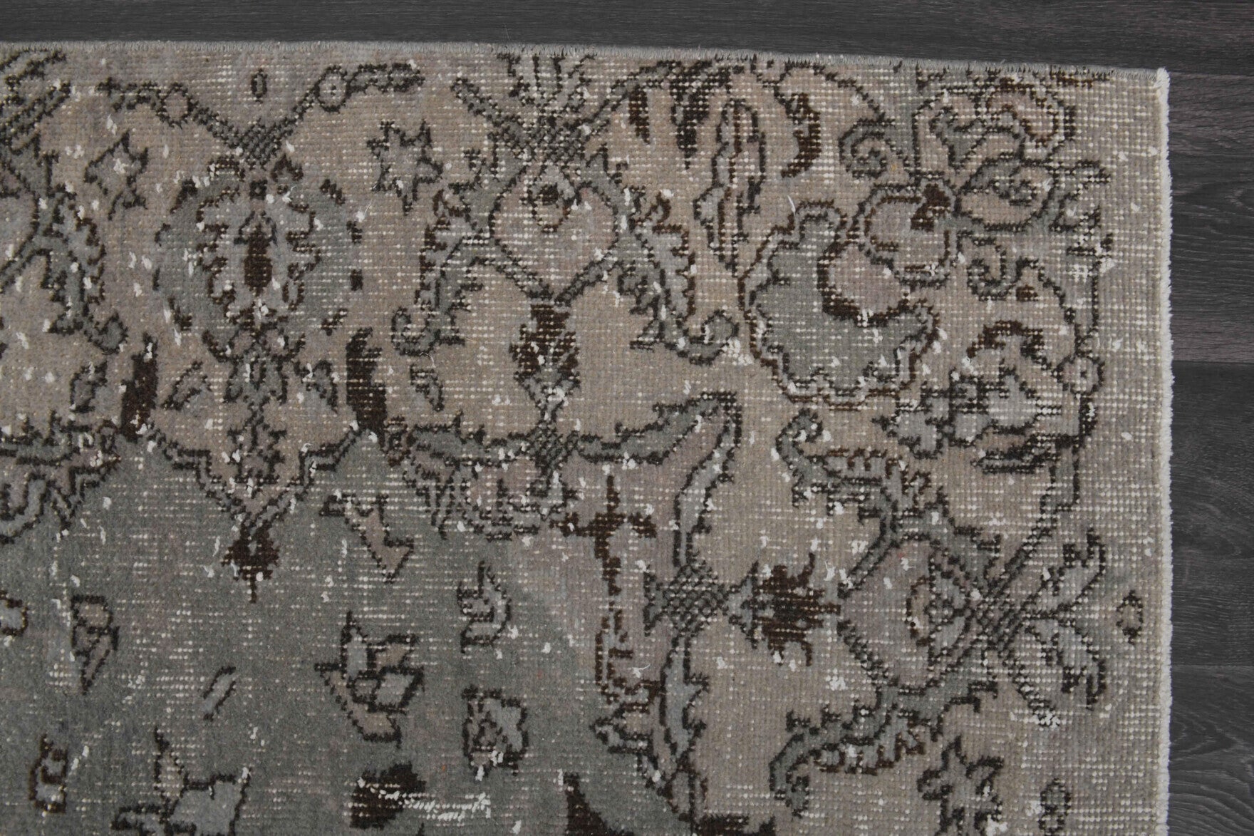 Akikumut – vintage floral rug for living room or bedroom, 5'10" x 9'10" (177x300 cm)
