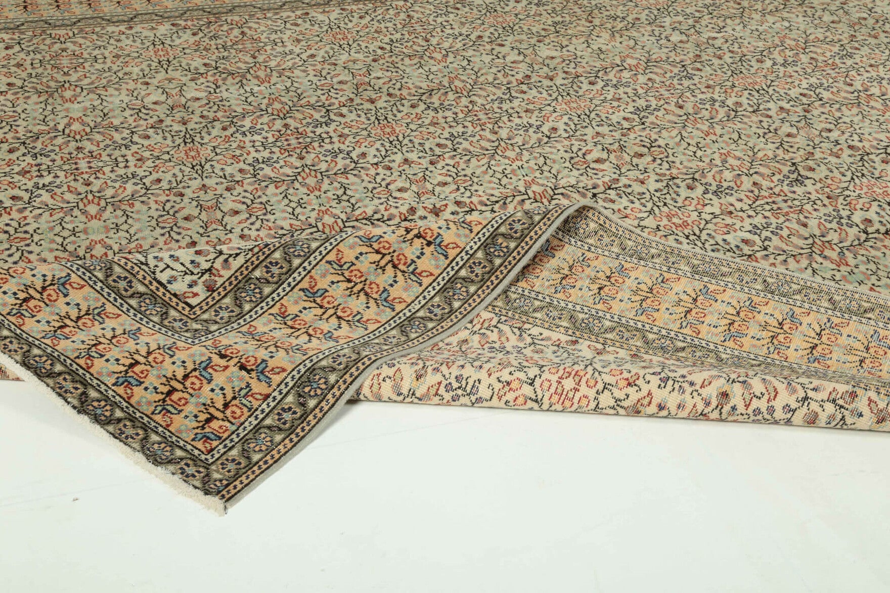 Authentic Turkish vintage area rug (1970s) with floral design – one-of-a-kind at Fame Rugs